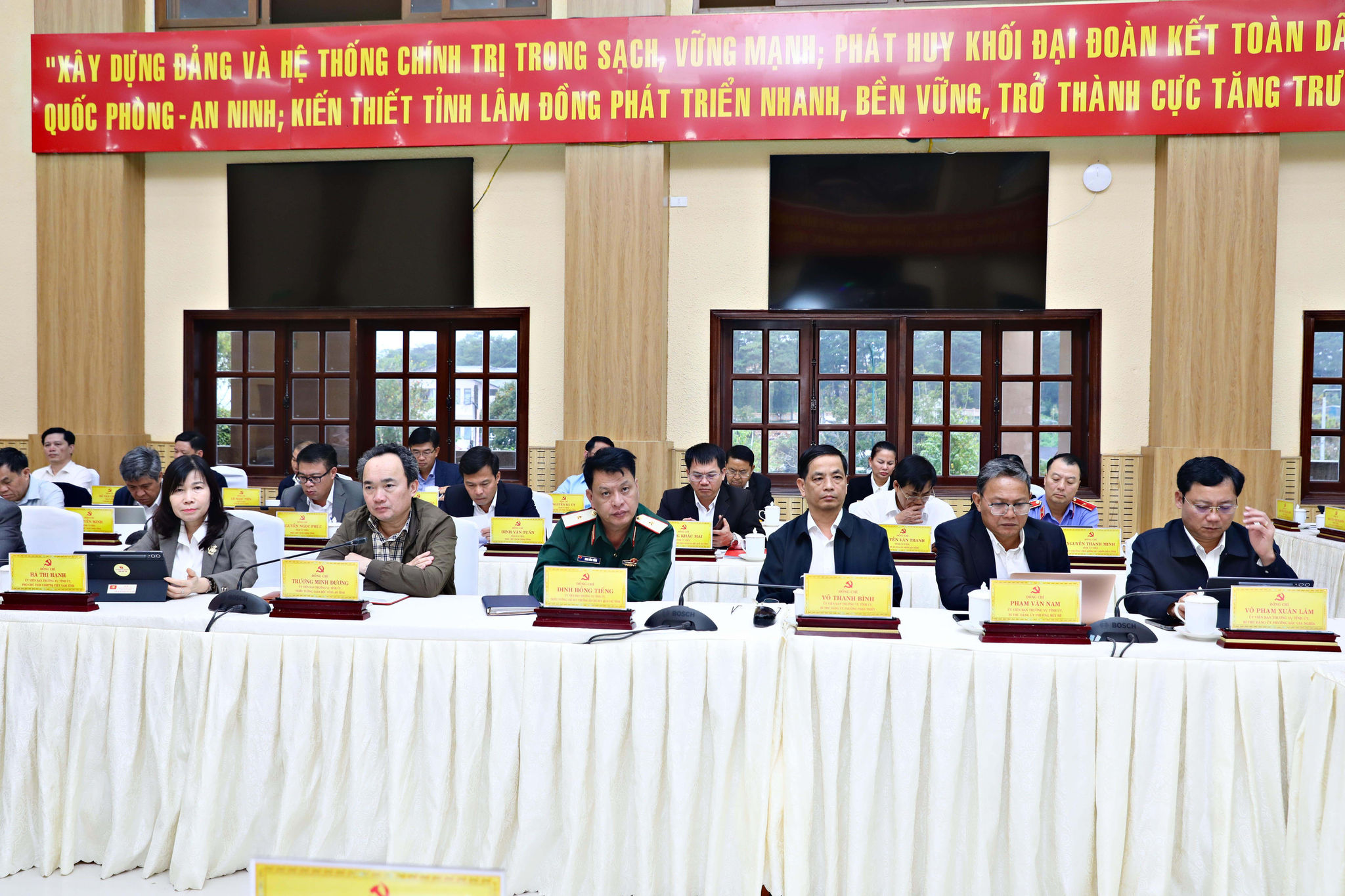 Các đồng chí Uỷ viên Ban Thường vụ Tỉnh uỷ tham dự hội nghị