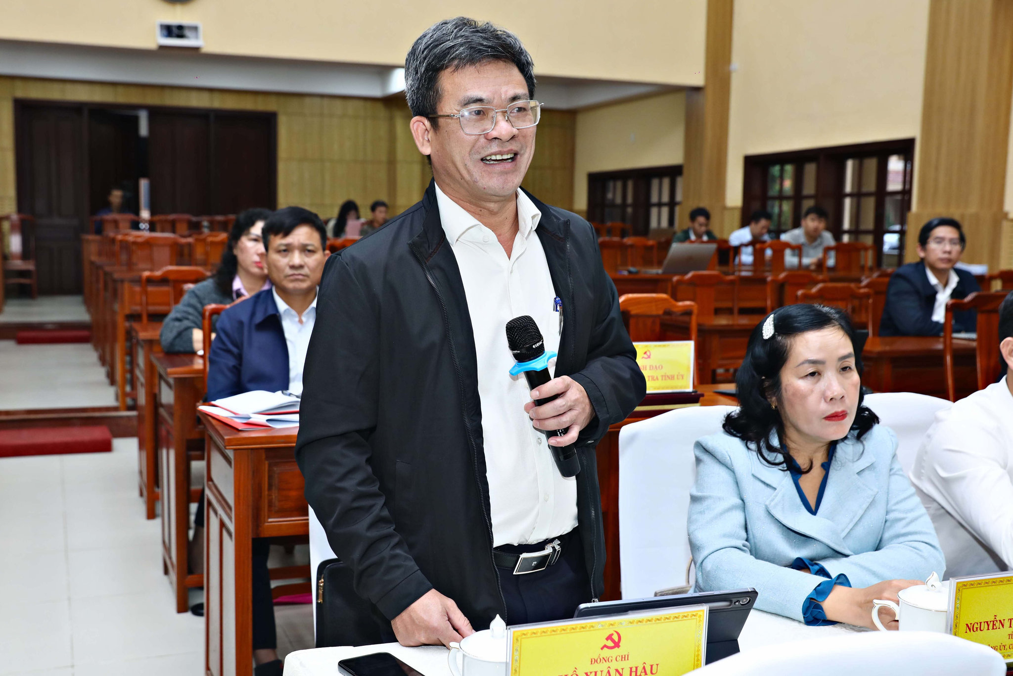 Đồng chí Hồ Xuân Hậu, Tỉnh ủy viên, Bí thư Đảng ủy phường Đông Gia Nghĩa phát biểu tại Hội nghị