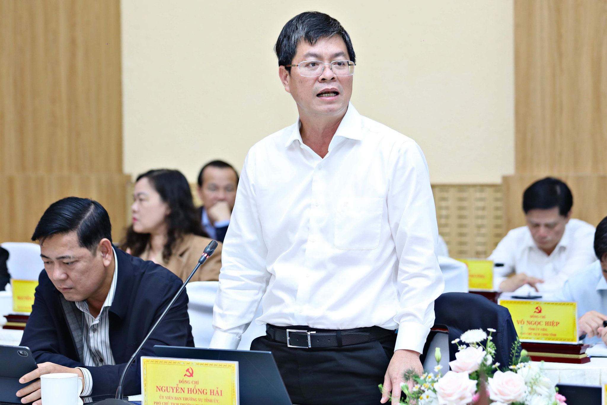 Uỷ viên Ban Thường vụ Tỉnh uỷ, Phó Chủ tịch Thường trực UBND tỉnh Nguyễn Hồng Hải phát biểu tại hội nghị