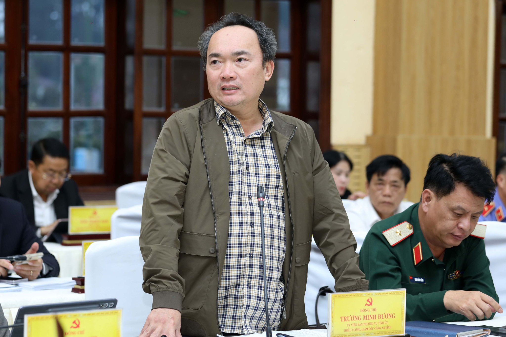 Uỷ viên Ban Thường vụ Tỉnh uỷ, Giám đốc Công an tỉnh Trương Minh Đương báo cáo tình hình đảm bảo an ninh trật tự tại hội nghị