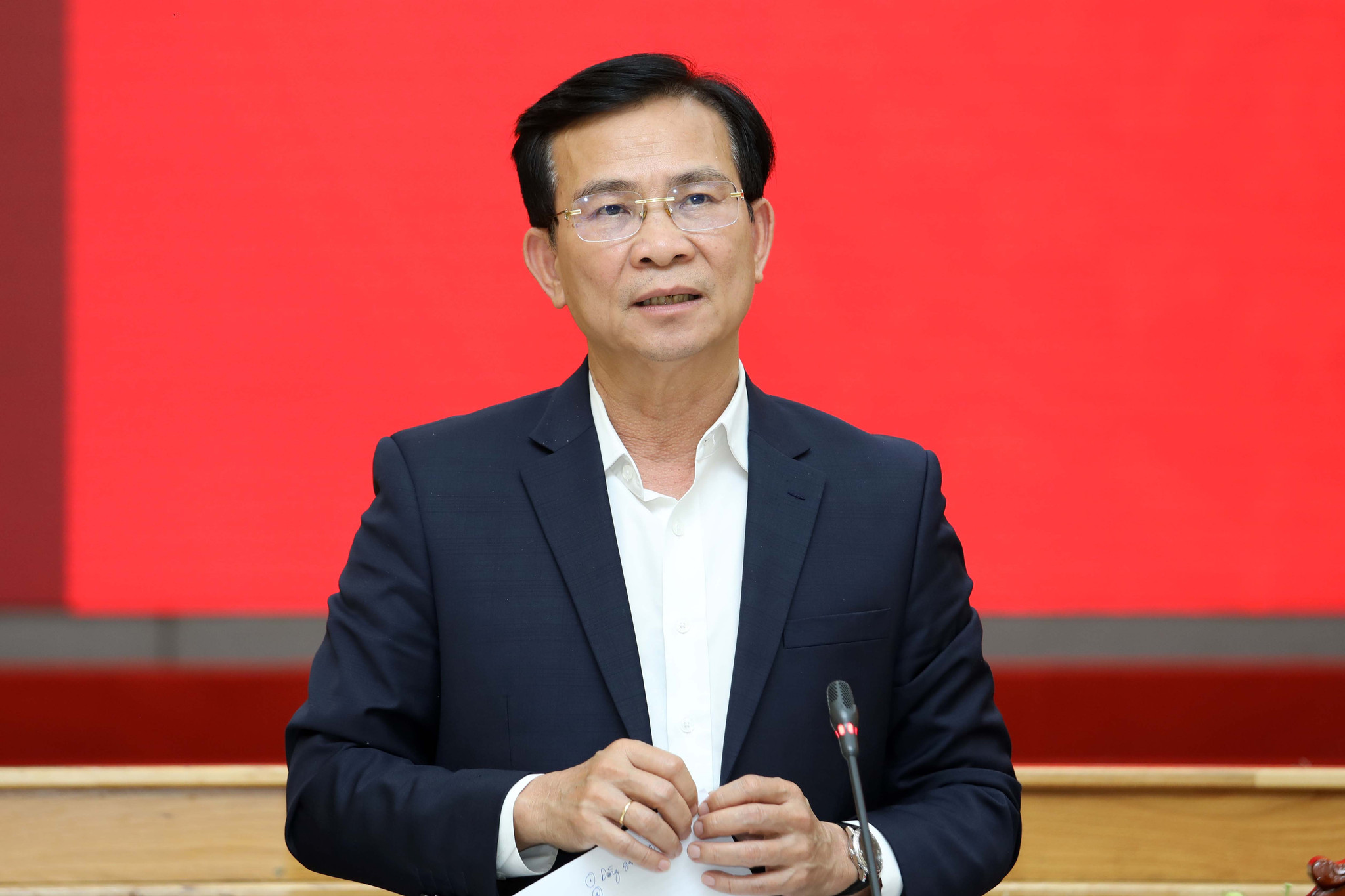 Đồng ch&iacute; Hồ Văn Mười, Ủy vi&ecirc;n Ban Chấp h&agrave;nh Trung ương Đảng, Ph&oacute; B&iacute; thư Tỉnh ủy, Chủ tịch UBND tỉnh L&acirc;m Đồng ph&aacute;t biểu tại hội nghị