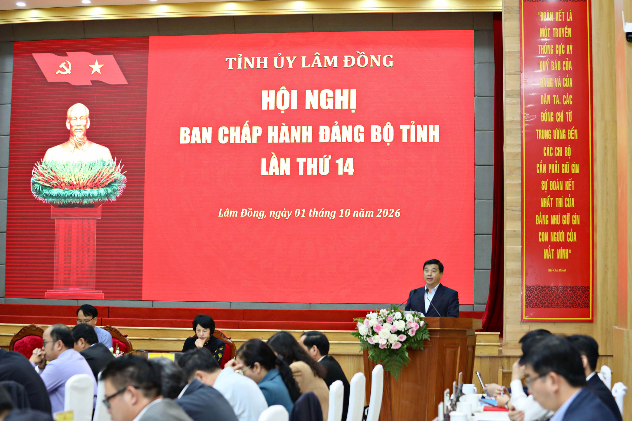 Đồng chí Y Thanh Hà Niê Kđăm, Ủy viên Ban Chấp hành Trung ương Đảng, Bí thư Tỉnh ủy, Trưởng Đoàn đại biểu Quốc hội tỉnh Lâm Đồng phát biểu tại hội nghị