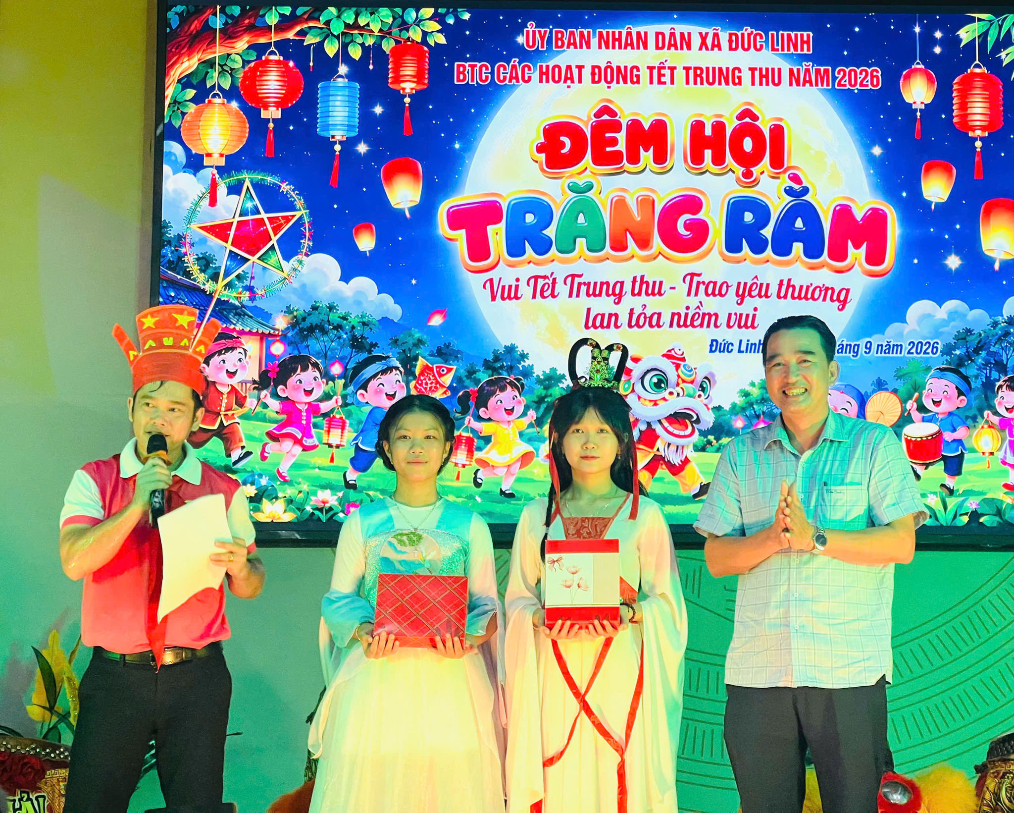 Bí thư Đảng ủy, Chủ tịch HĐND xã Đức Linh Huỳnh Văn Tỉnh (ngoài cùng bên phải) trao quà Tết Trung thu tại đêm hội