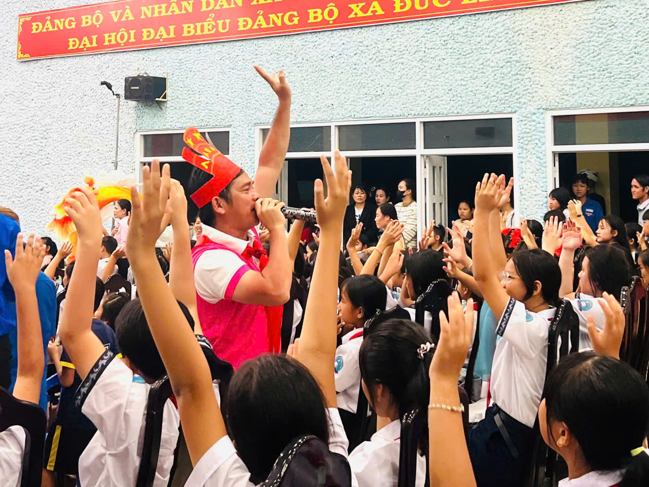 Các cháu thiếu nhi được thưởng thức các tiết mục múa lân - sư - rồng, giao lưu văn nghệ và tham gia các trò chơi dân gian, tham gia đố vui có thưởng