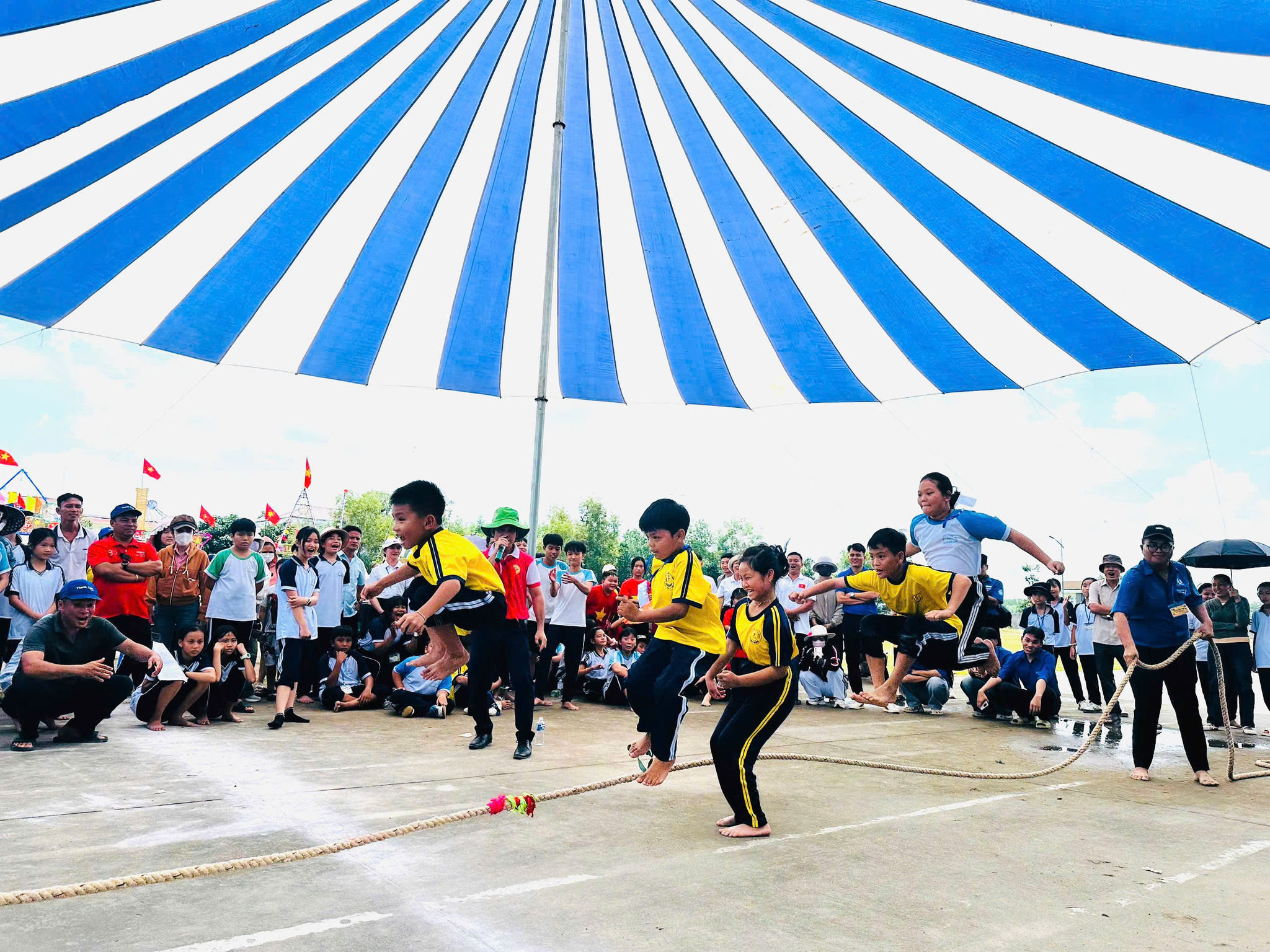 Các cháu thiếu nhi tham gia các trò chơi dân gian, tham gia đố vui có thưởng