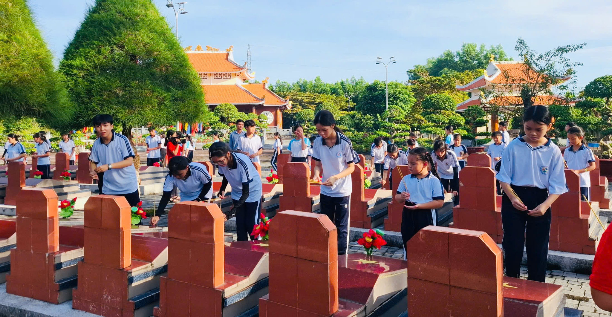 Các cháu thiếu nhi viếng liệt sĩ tại Nghĩa trang Liệt sĩ Đức Linh