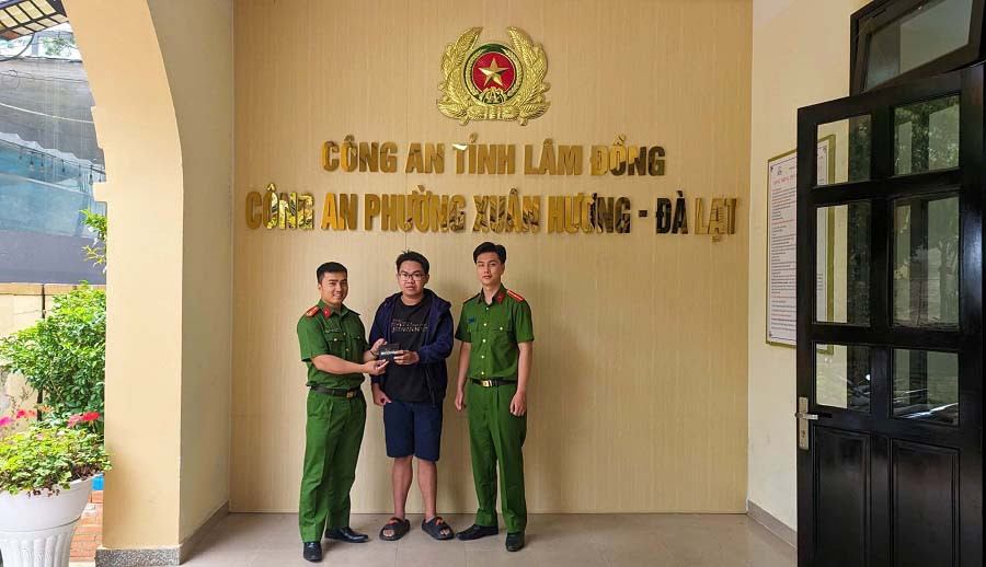 Đồng chí Nguyễn Thái Hiệp - Phòng Cảnh sát phòng cháy, chữa cháy và cứu nạn, cứu hộ Công an Lâm Đồng trao tận tay du khách đánh rơi ví tiền