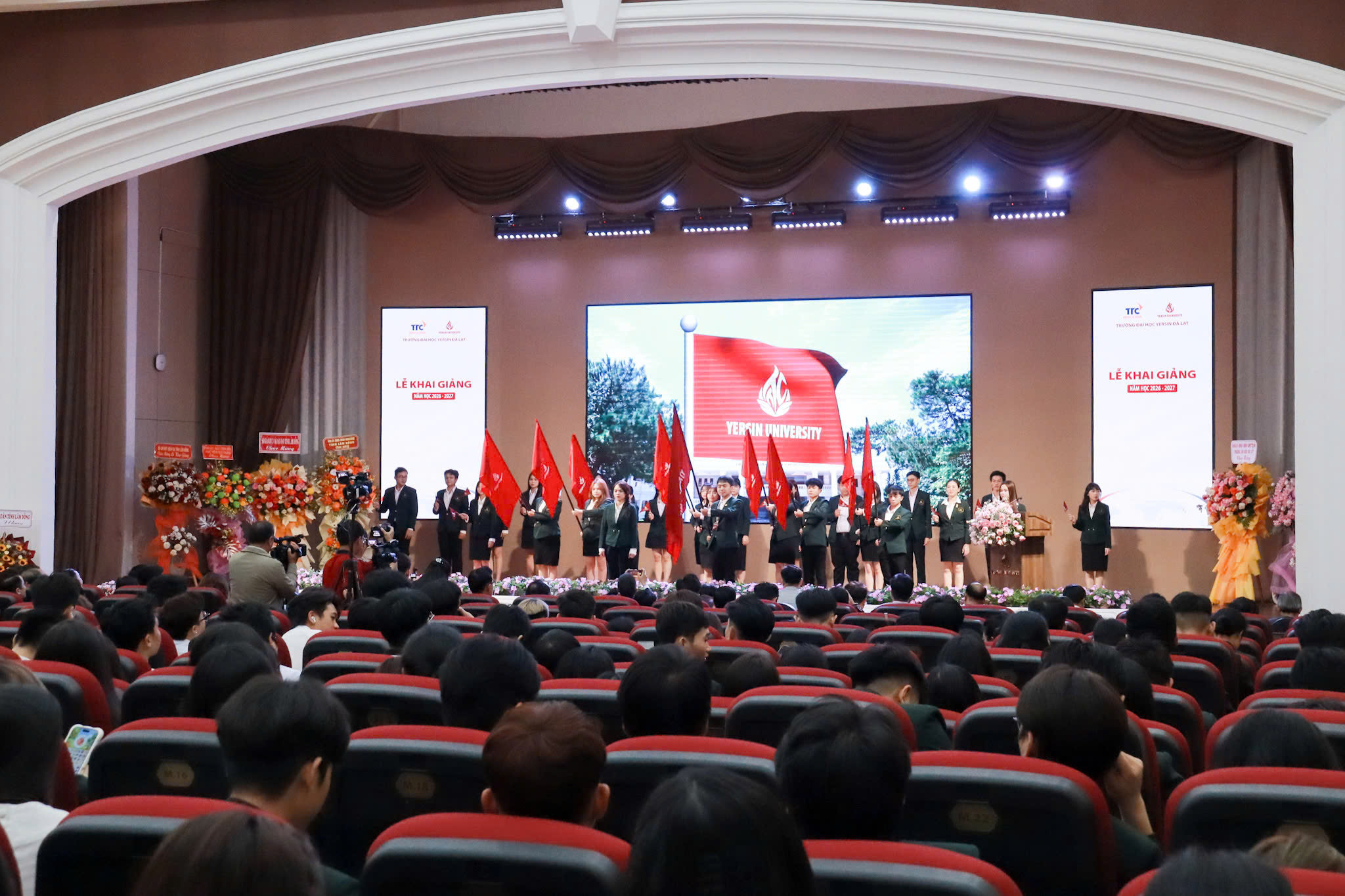  Ghi thức trao cờ truyền thống cho các bạn tân scủa sinh viên Trường Đại học Yersin Đà Lạt 