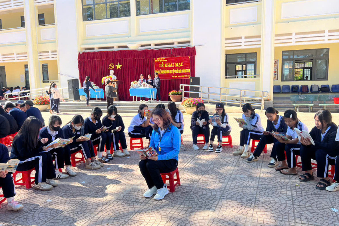 huong-ung-tuan-le-van-hoa-doc-tai-truong-th-thcs-dinh-an(1).jpg