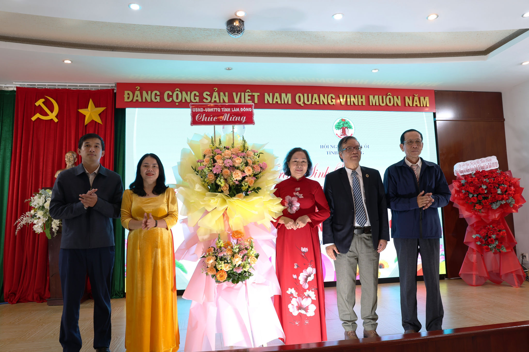 Lãnh đạo Ủy ban MTTQ tỉnh và Sở Y tế tặng hoa chúc mừng Hội người cao tuổi Lâm Đồng