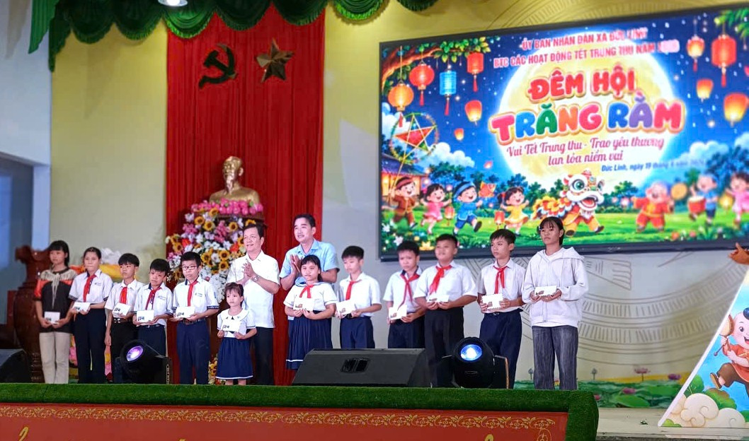 Lãnh đạo xã Đức Linh trao học bổng cho các cháu thiếu nhi là học sinh trên địa bàn
