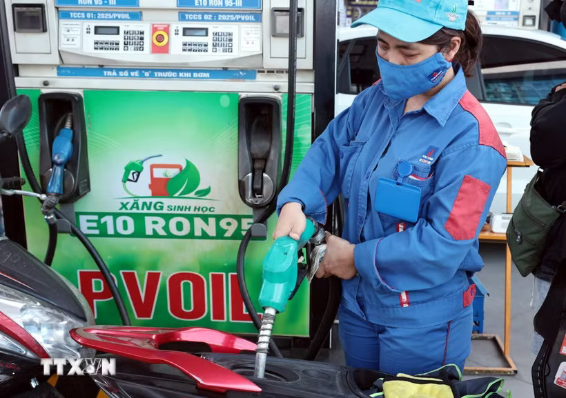 Xăng sinh học E10 bán tại cửa hàng kinh doanh xăng dầu PVOIL trên phố Thái Thịnh, Hà Nội. (Ảnh: Trần Việt/TTXVN)