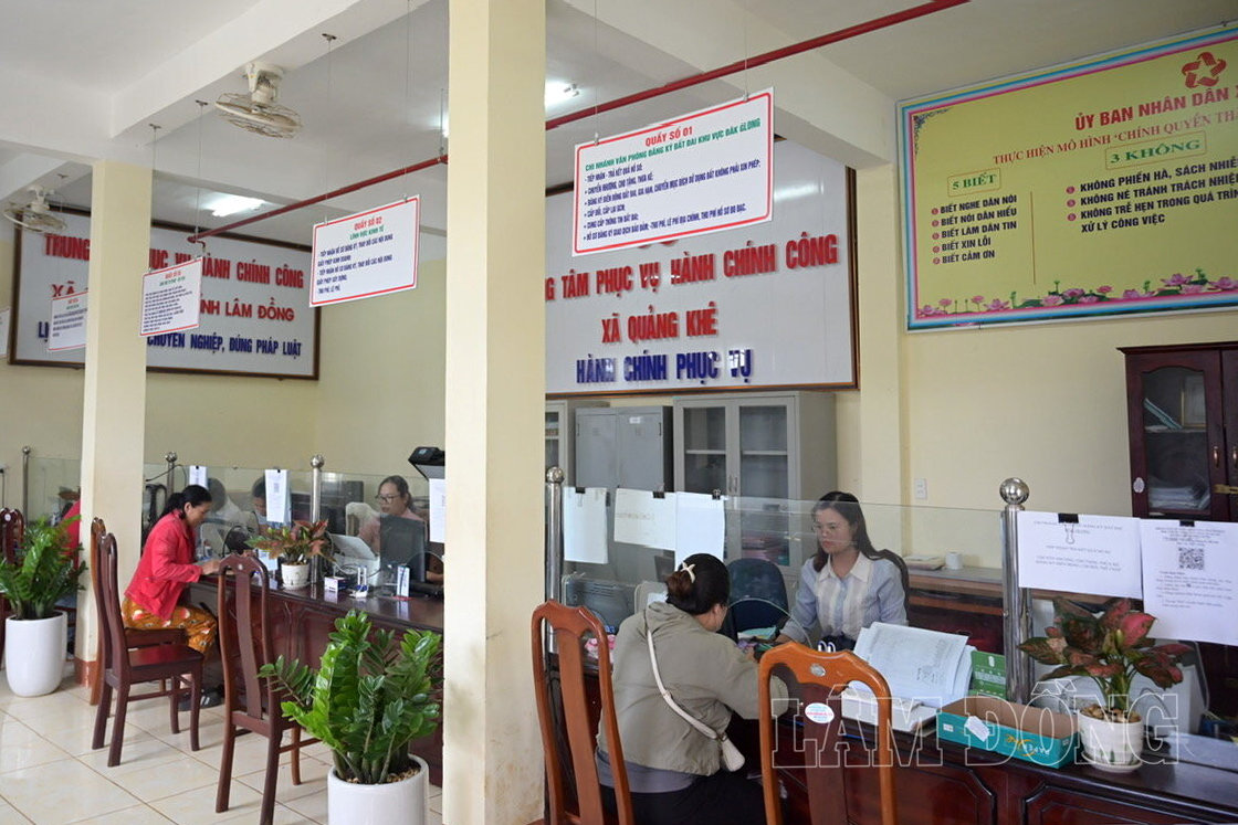 nguoi-dan-giai-quyets-thu-tuc-hanh-chinh..-1-.jpg