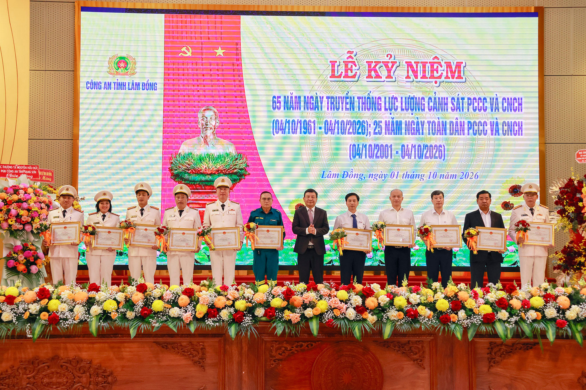 Phó Bí thư Tỉnh ủy Bùi Thắng trao Bằng khen của Chủ tịch UBND tỉnh cho các tập thể, cá nhân có thành tích xuất sắc trong phong trào PCCC và CNCH.