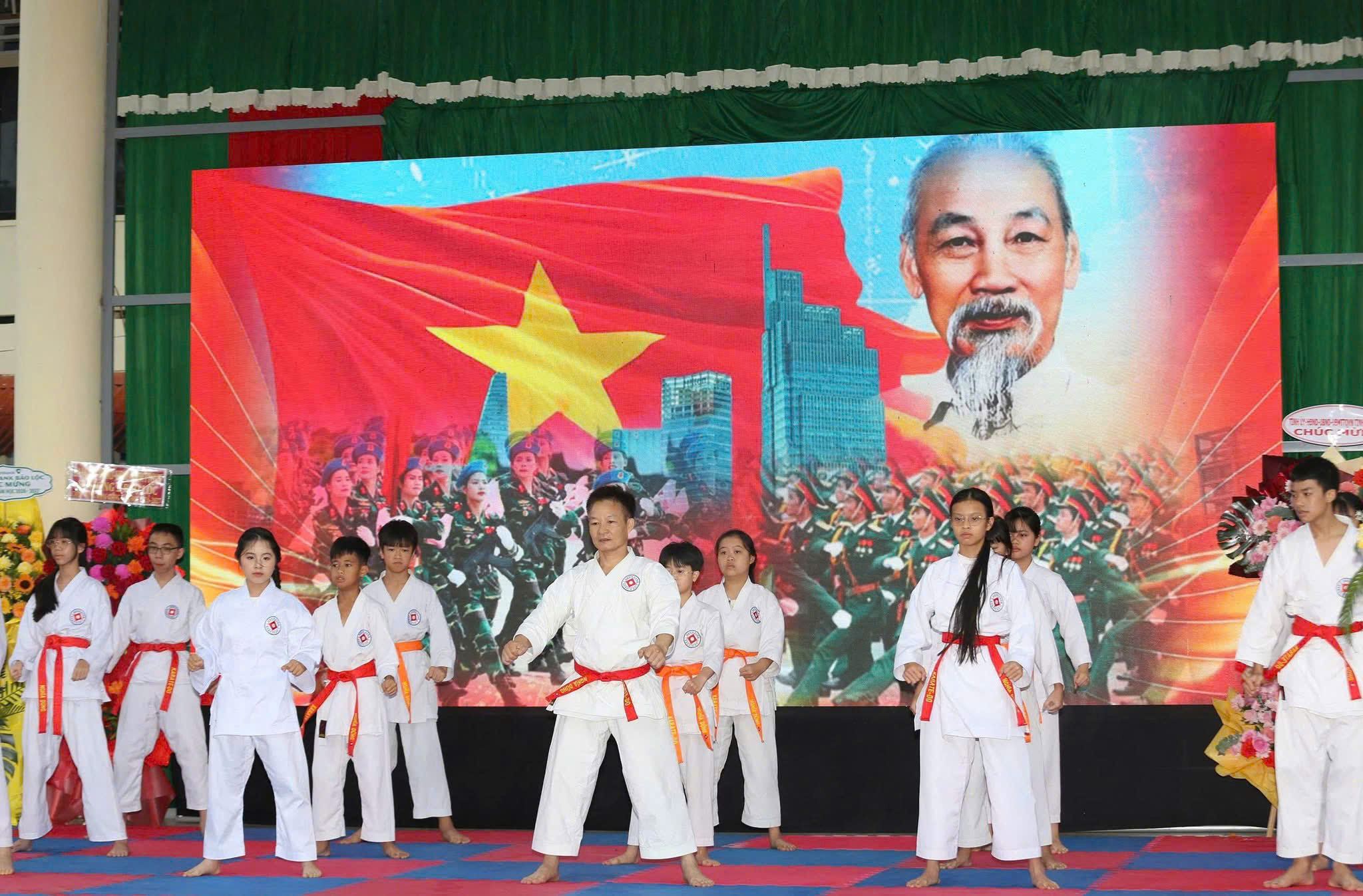 Thầy Trương Minh Thắng và học trò cùng biểu diễn võ- nhạc trong Lễ khai giảng năm học 2026-2027