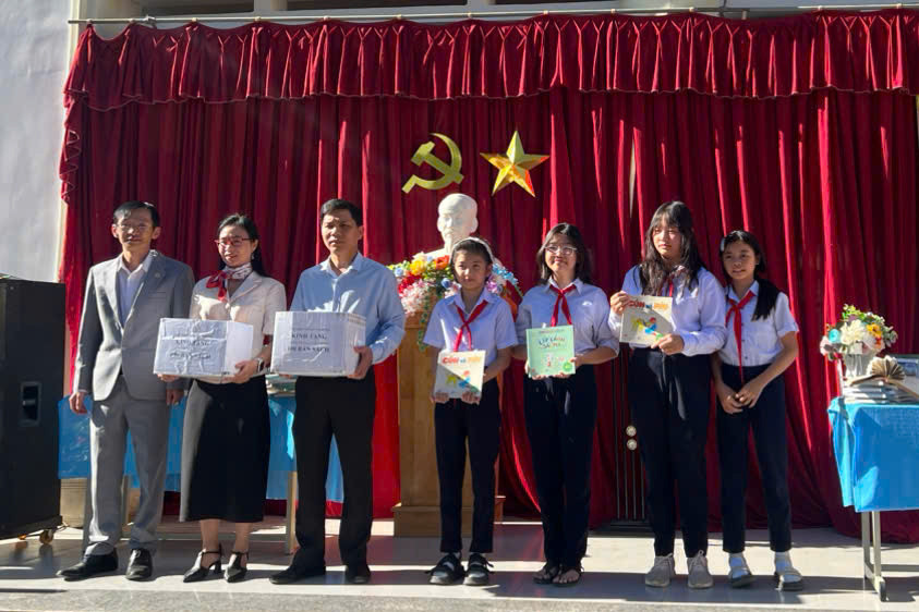 thu-vien-tinh-lam-dong-tang-sach-cho-hoc-sinh(1).jpg