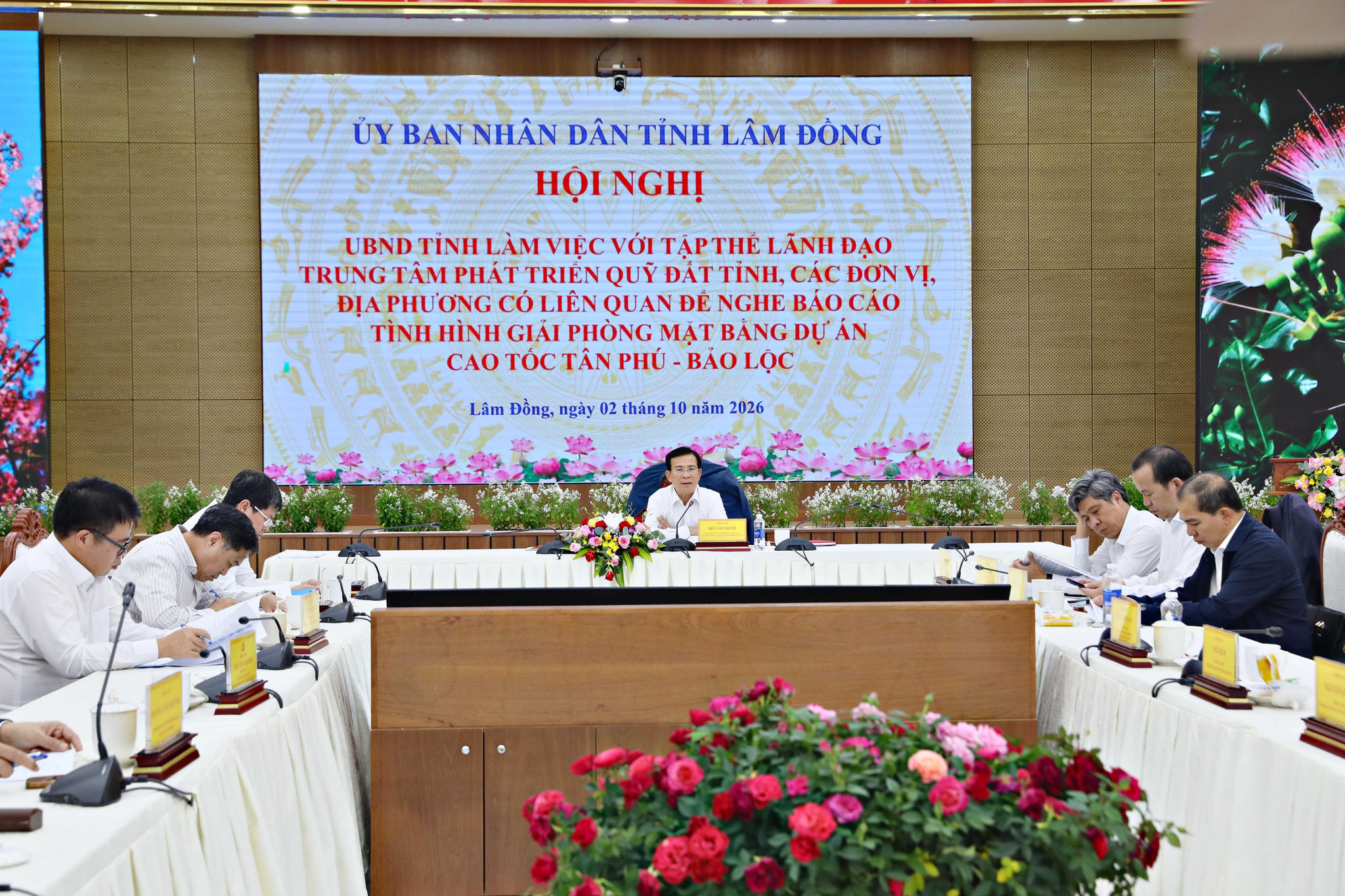 Ủy viên Ban Chấp hành Trung ương Đảng, Phó Bí thư Tỉnh ủy, Chủ tịch UBND tỉnh Lâm Đồng Hồ Văn Mười chủ trì hội nghị 
