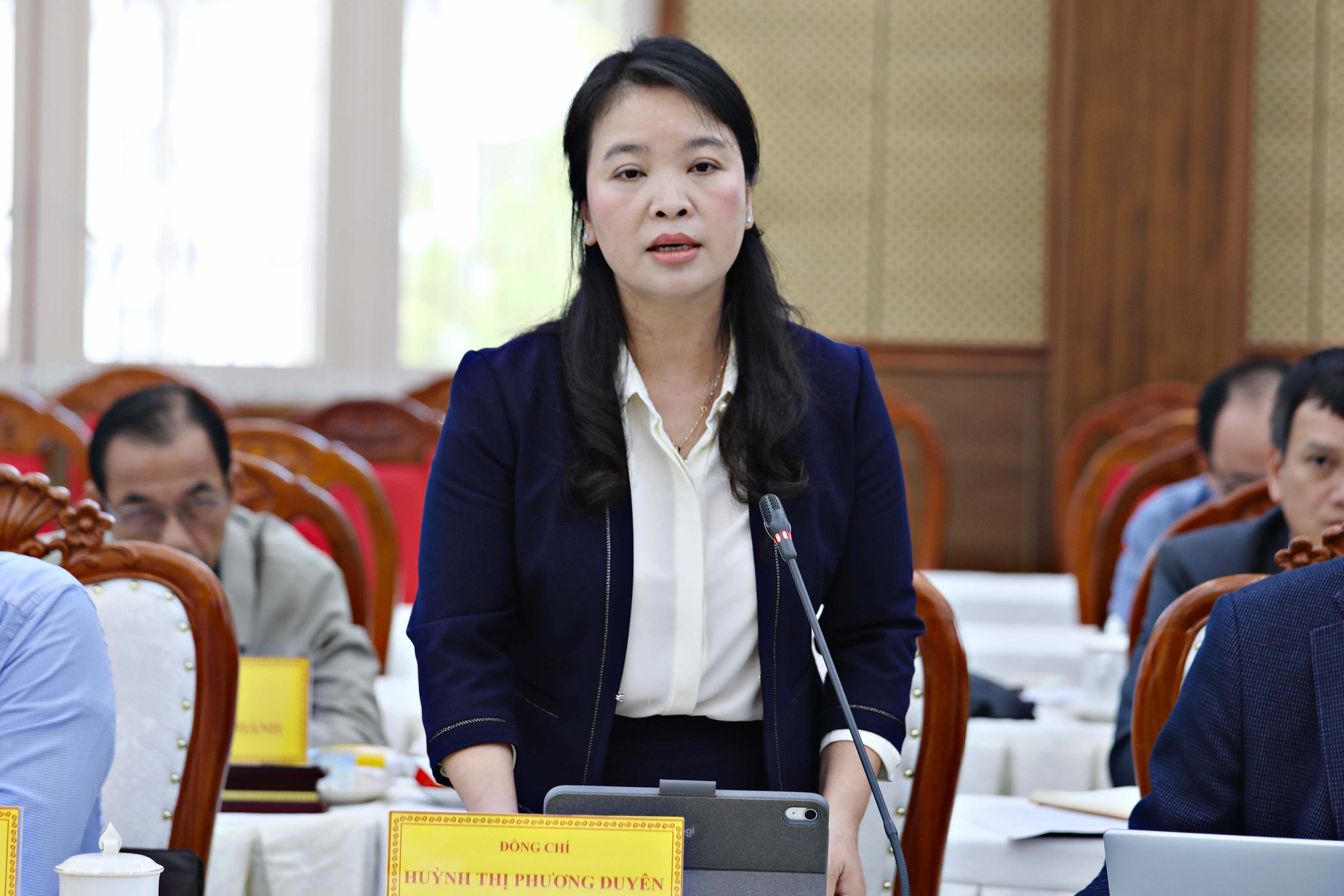 Tỉnh uỷ viên, Giám đốc Sở Y tế Huỳnh Thị Phương Duyên báo cáo tại hội nghị