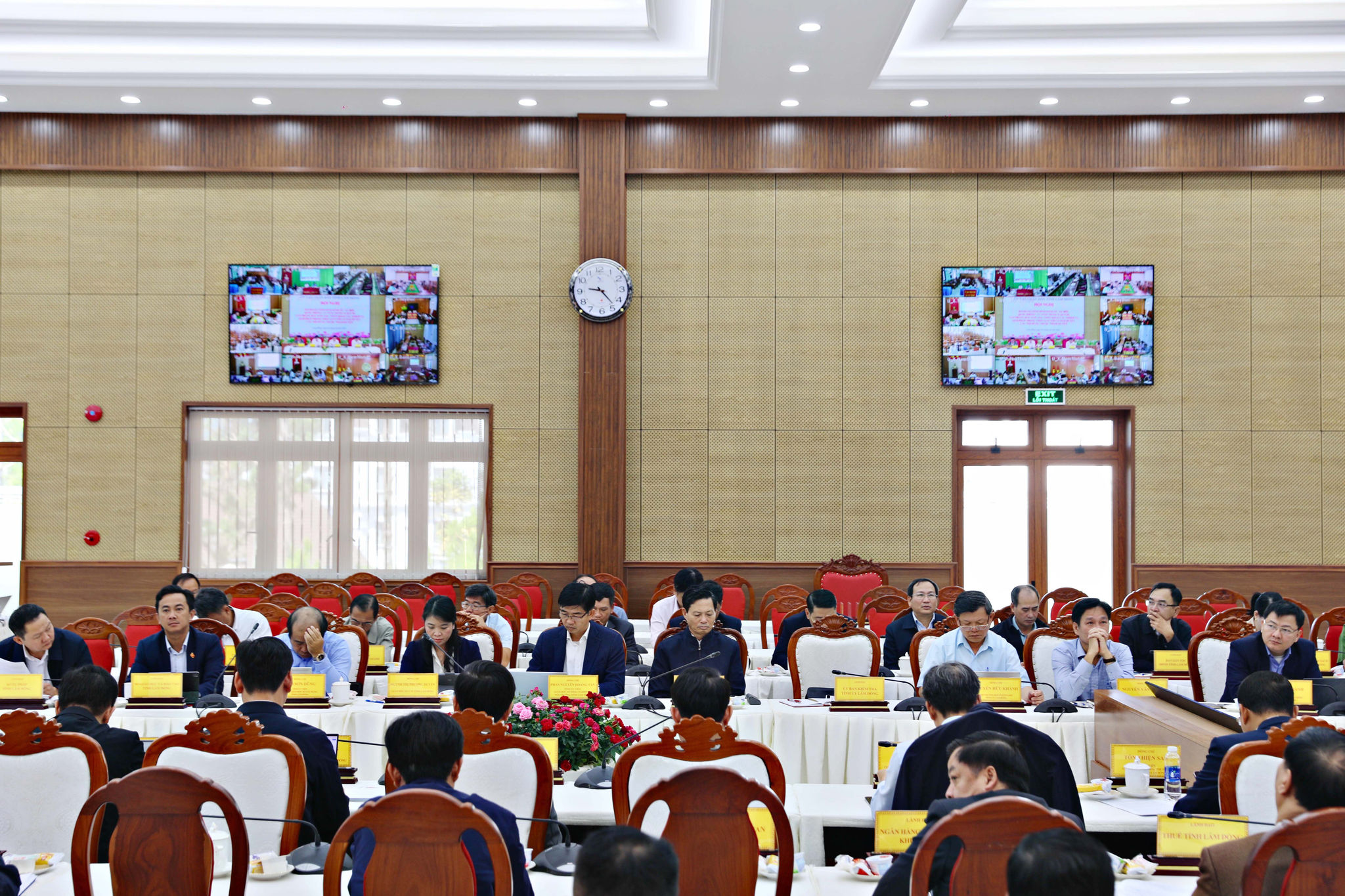 Lãnh đạo các sở, ngành tham dự hội nghị
