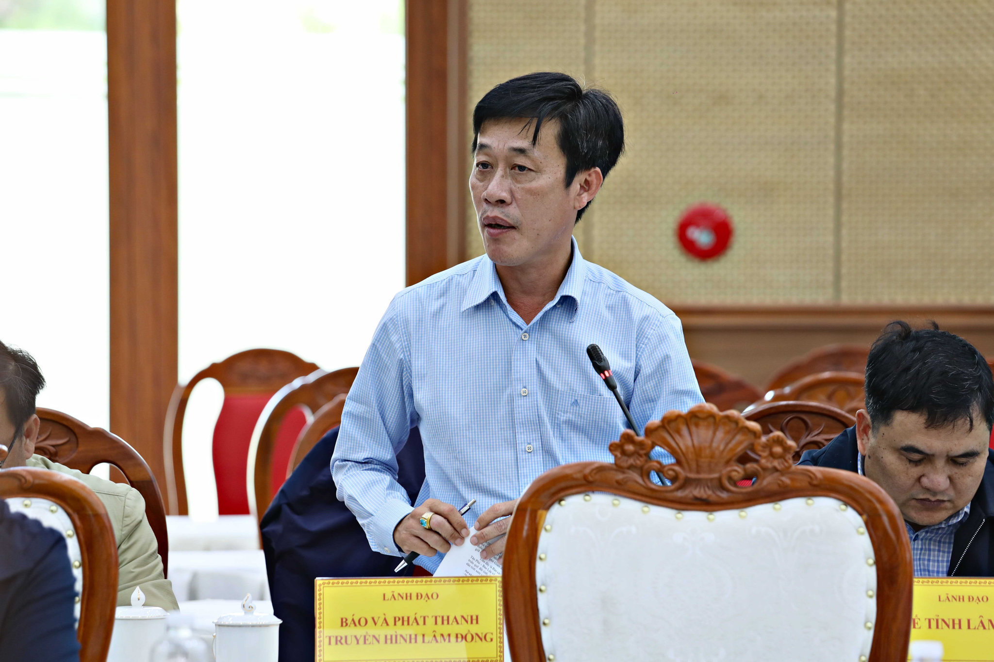  Phó Giám đốc phụ trách Trung tâm Phát triển quỹ đất tỉnh Lâm Đồng Huỳnh Văn Minh báo cáo tình hình thực hiện 2 dự án cao tốc Tân Phú - Bảo Lộc và Bảo Lộc - Liên Khương