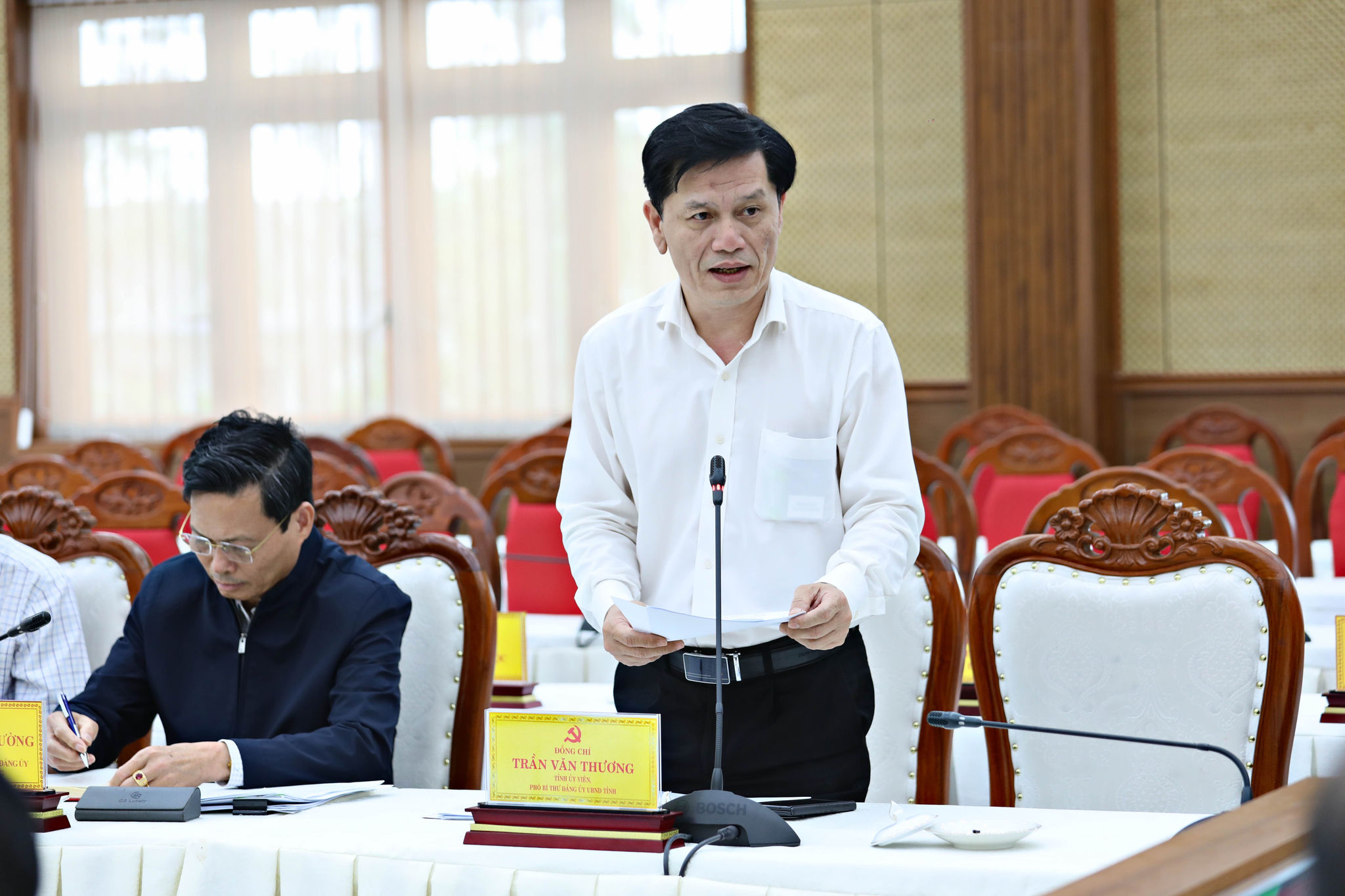 Đồng chí Trần Văn Thương, Tỉnh uỷ viên, Phó Bí thư Đảng uỷ UBND tỉnh báo cáo tại hội nghị