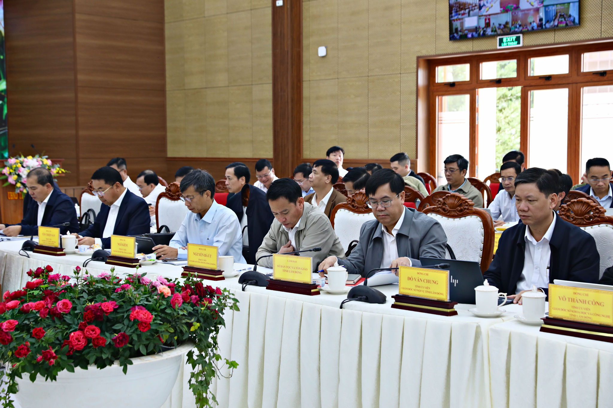 Lãnh đạo các sở, ngành tham dự hội nghị