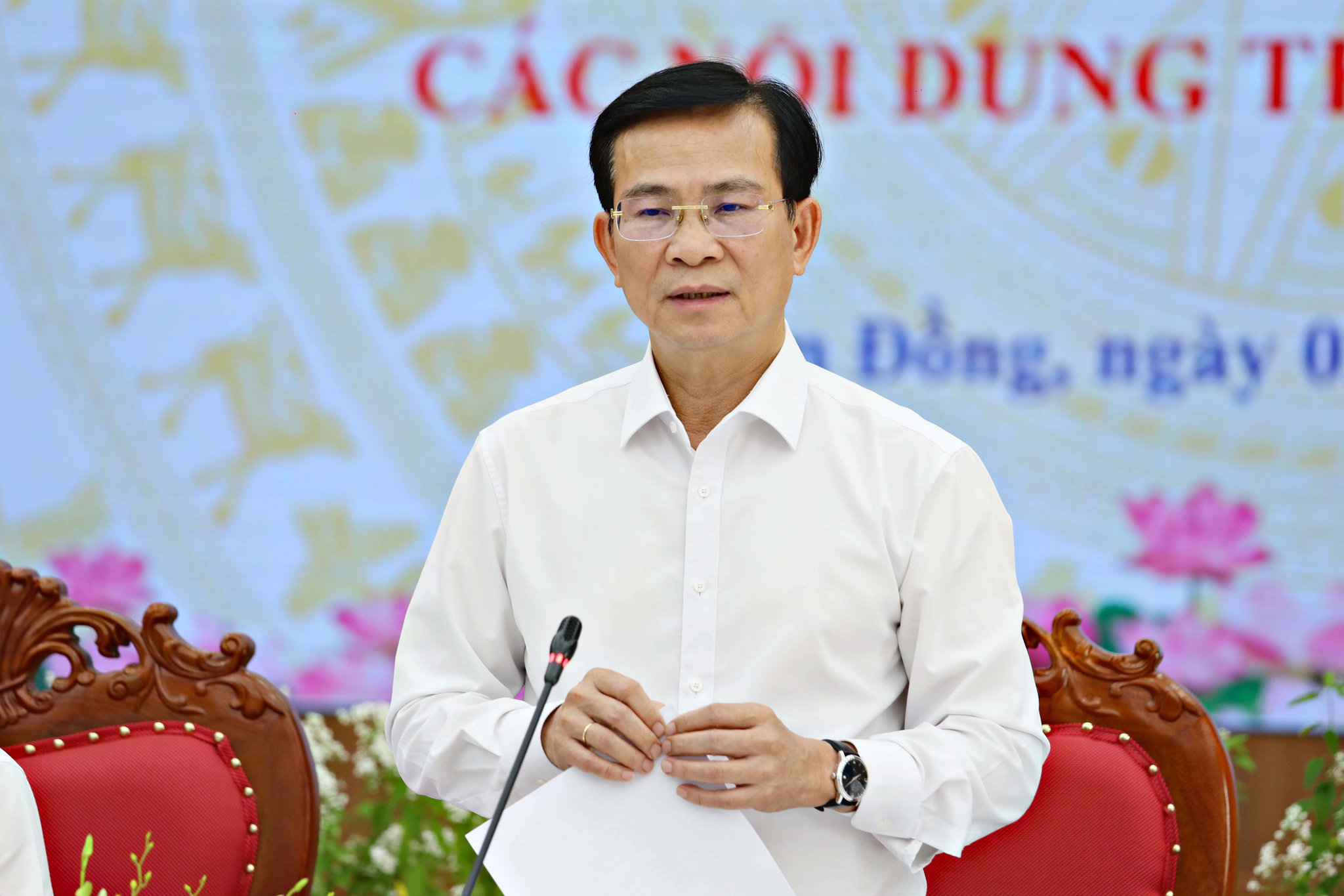 Đồng chí Hồ Văn Mười, Ủy viên Ban Chấp hành Trung ương Đảng, Phó Bí thư Tỉnh ủy, Chủ tịch UBND tỉnh phát biểu khai mạc cuộc họp và chỉ đạo vấn đề tập trung thảo luận