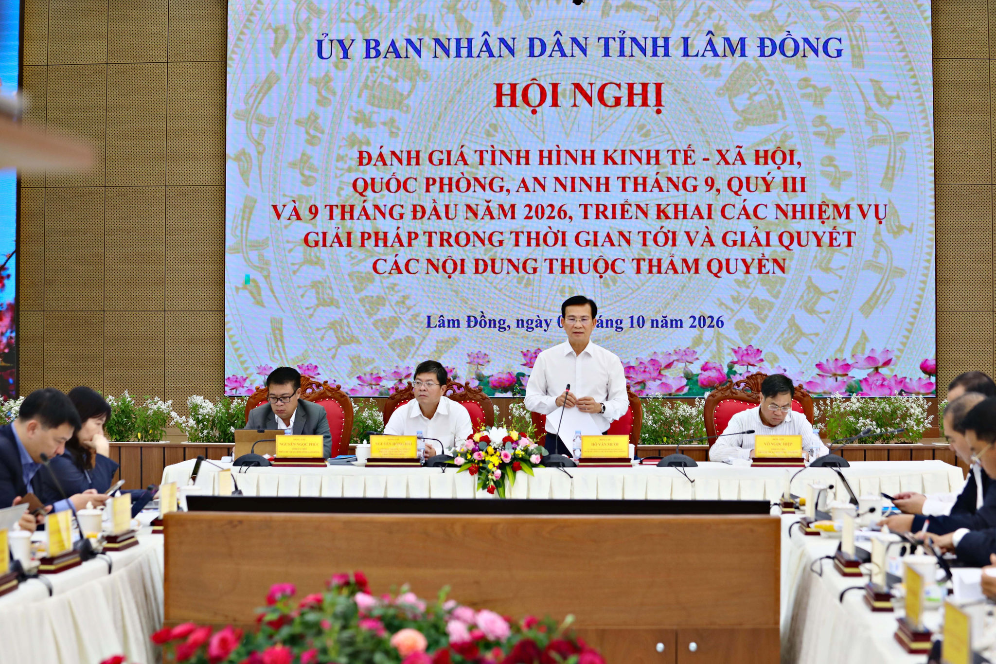 Đồng chí Hồ Văn Mười, Ủy viên Ban Chấp hành Trung ương Đảng, Phó Bí thư Tỉnh ủy, Chủ tịch UBND tỉnh cùng các Phó Chủ tịch UBND tỉnh chủ trì Hội nghị