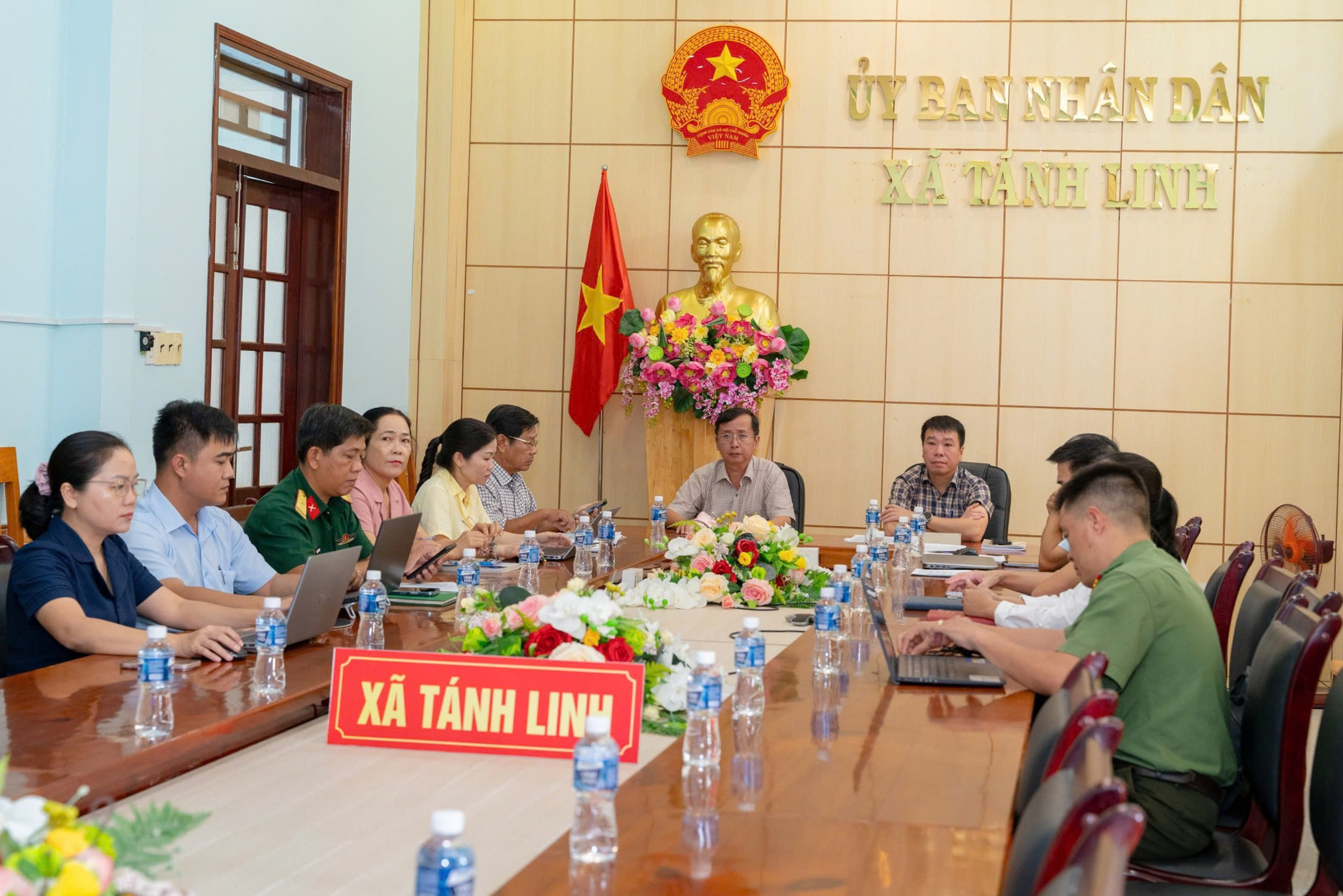 Cán bộ, lãnh đạo xã Tánh Linh dự hội nghị tại điểm cầu Tánh Linh (Ảnh Phan Thái Tùng)