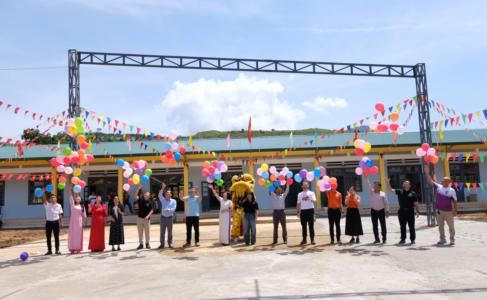 Đại biểu thực hiện nghi thức thả bóng bay chào mừng công trình mới của học sinh Mông giữa núi rừng
