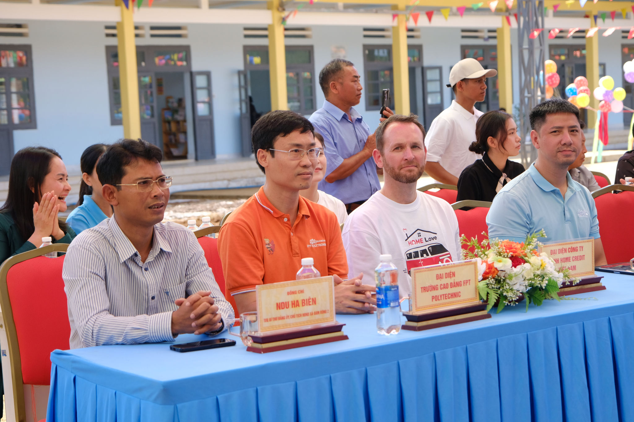 Đại diện lãnh đạo địa phương và đơn vị tài trợ