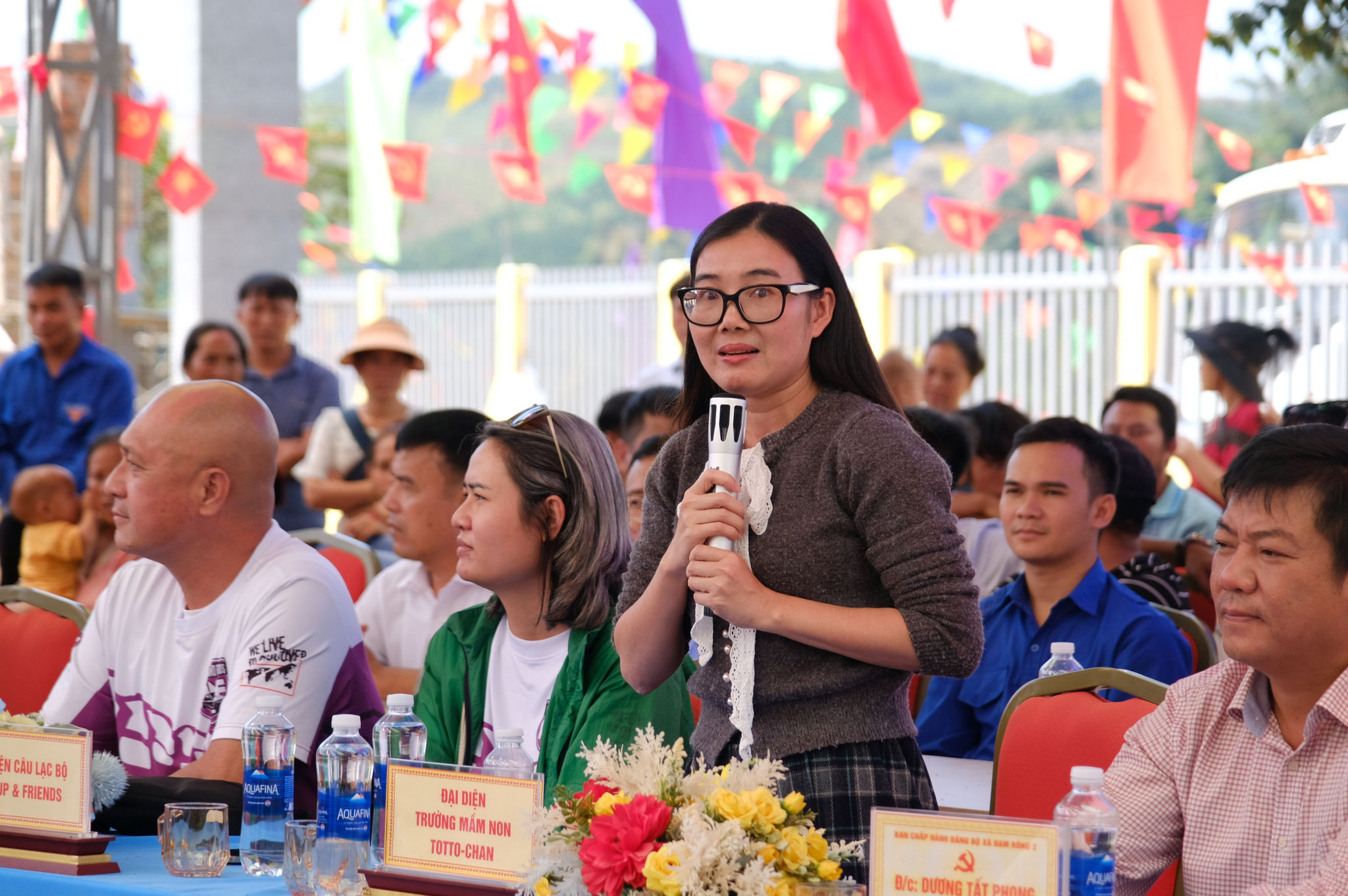 Đại diện nhà tài trợ chia sẻ niềm vui cùng phụ huynh và học sinh