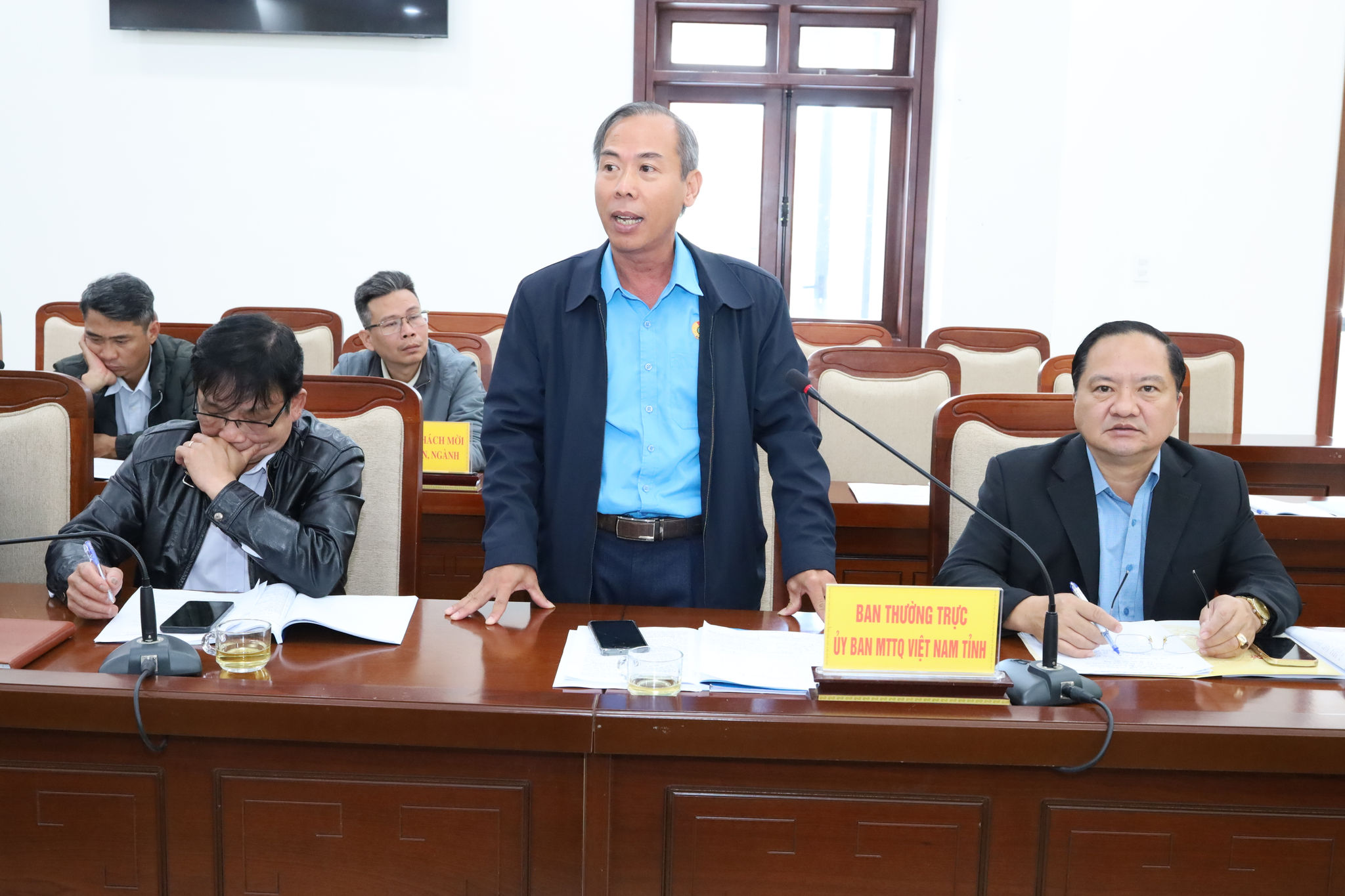 Đồng chí Nguyễn Phú Hoàng, Tỉnh ủy viên, Phó Chủ tịch Ủy ban Ủy ban MTTQ Việt Nam tỉnh, Chủ tịch Liên đoàn Lao động tỉnh Lâm Đồng góp ý vào dự thảo nghị quyết