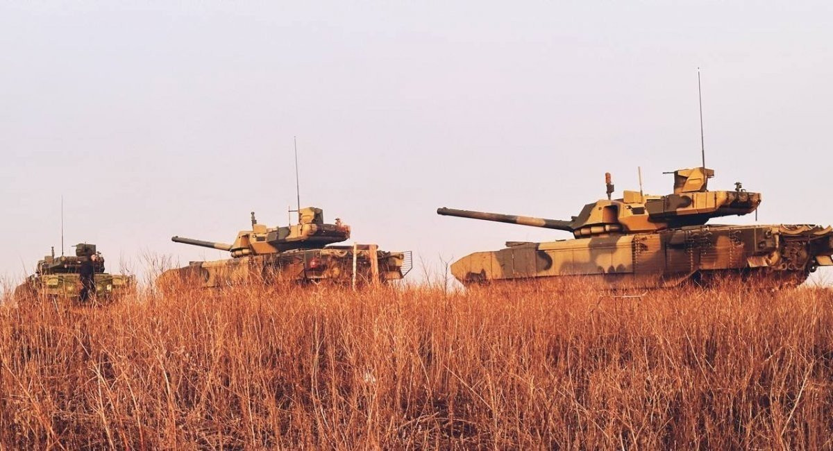 Xe tăng chiến đấu chủ lực T-14 Armata của Nga di chuyển trên địa hình đồng cỏ