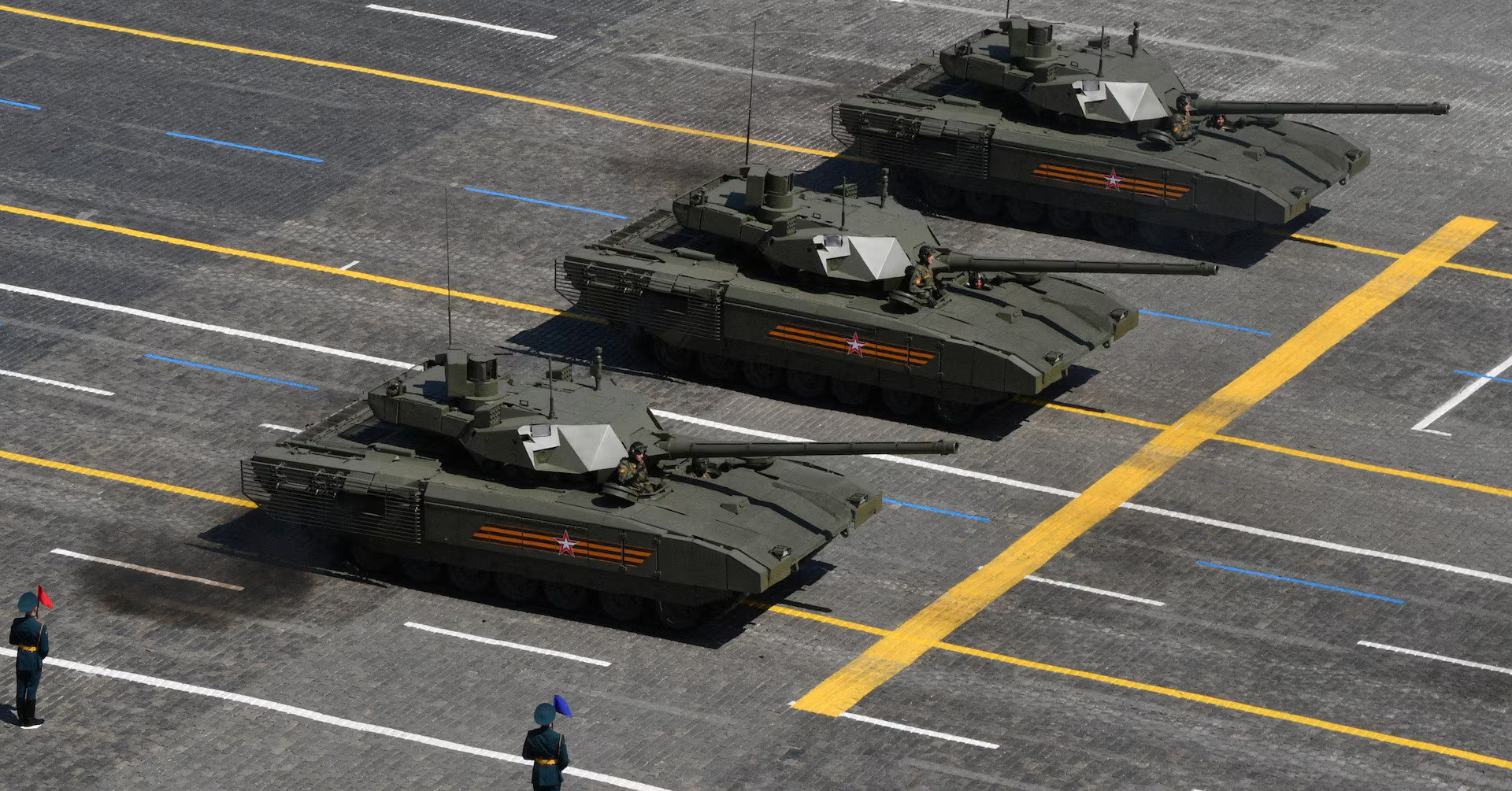 Các xe tăng chiến đấu chủ lực T-14 Armata của Nga đang tham gia diễu binh
