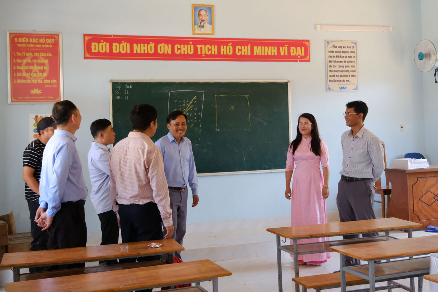 lanh-dao-xa-dam-rong-2-tham-quan-cac-phong-hoc-moi(1).jpg