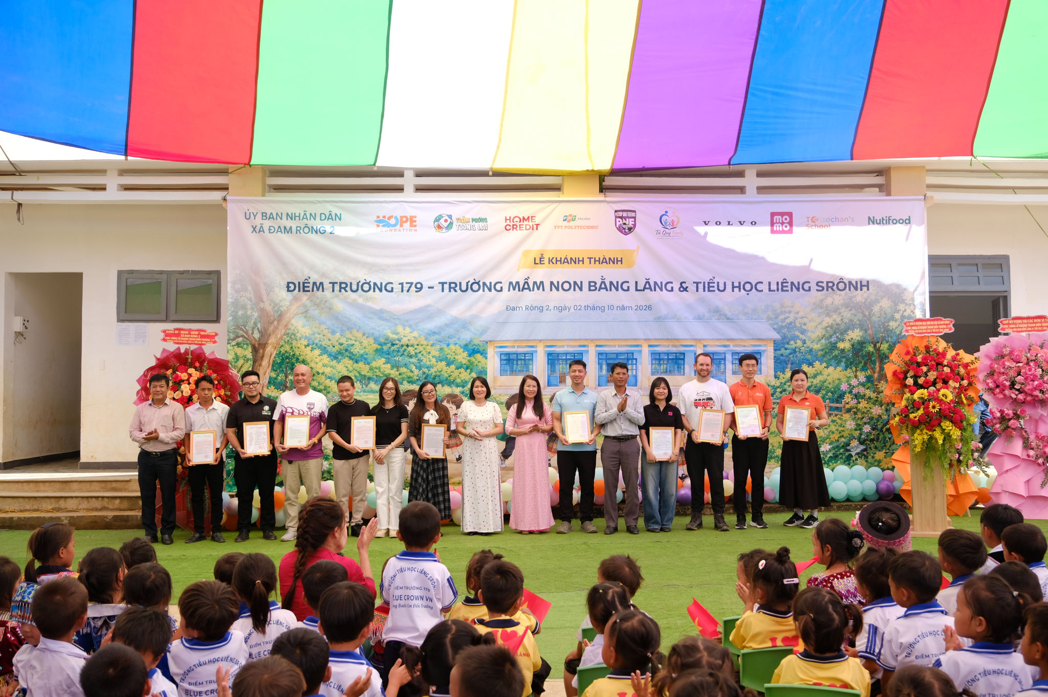Lãnh đạo xã Đam Rông 2 trao thư cảm ơn các đơn vị