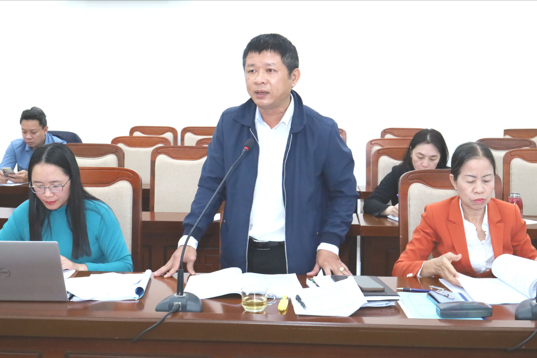 ong-bui-hoa-tham-pho-chu-tich-lien-minh-hop-tac-xa-tinh-lam-dong-phan-bien-tai-hoi-nghi-ve-co-che-ung-truoc-dau-tu-cung-ung-dau-vao-tieu-thu-san-pham-va-thu-ho(1).jpg