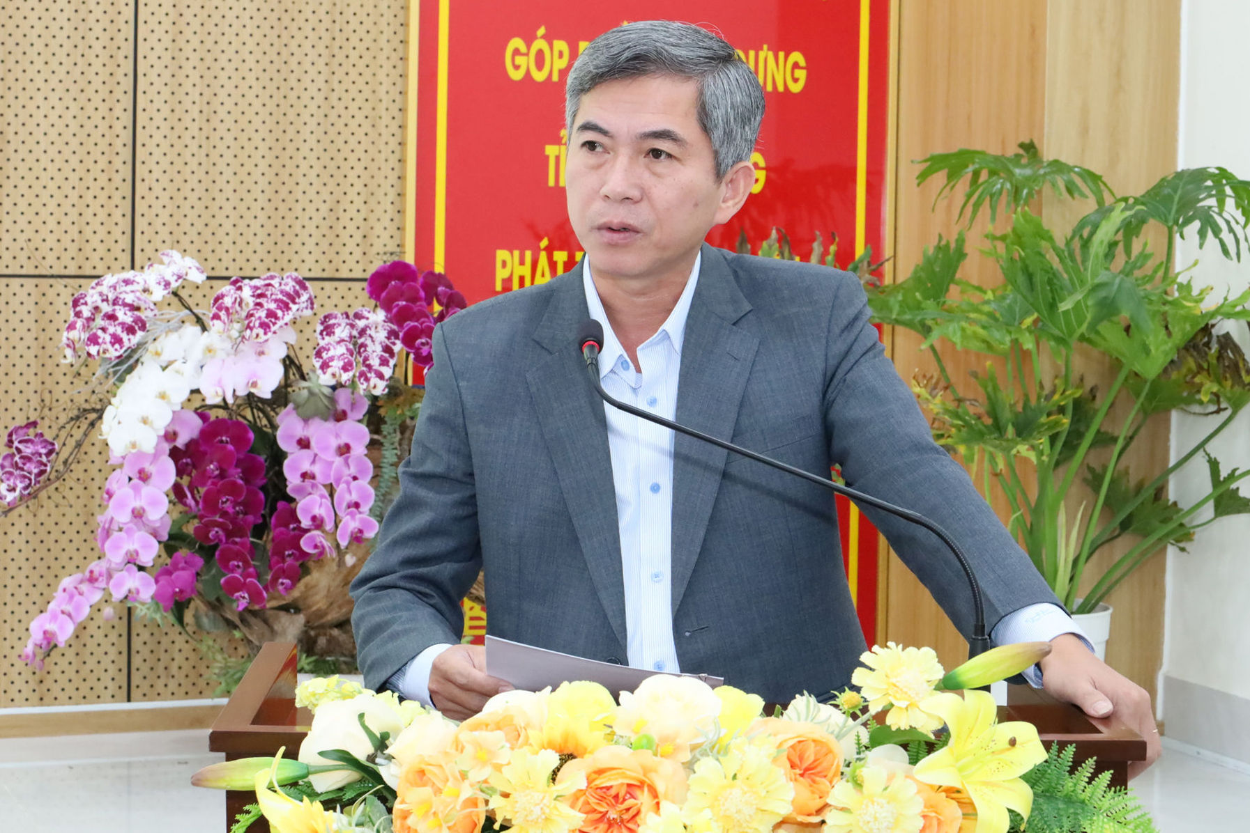 ong-nguyen-hoang-dao-pho-giam-doc-so-dan-toc-va-ton-giao-bao-cao-nhung-noi-dung-co-ban-cua-du-thao-nghi-quyet(1).jpg