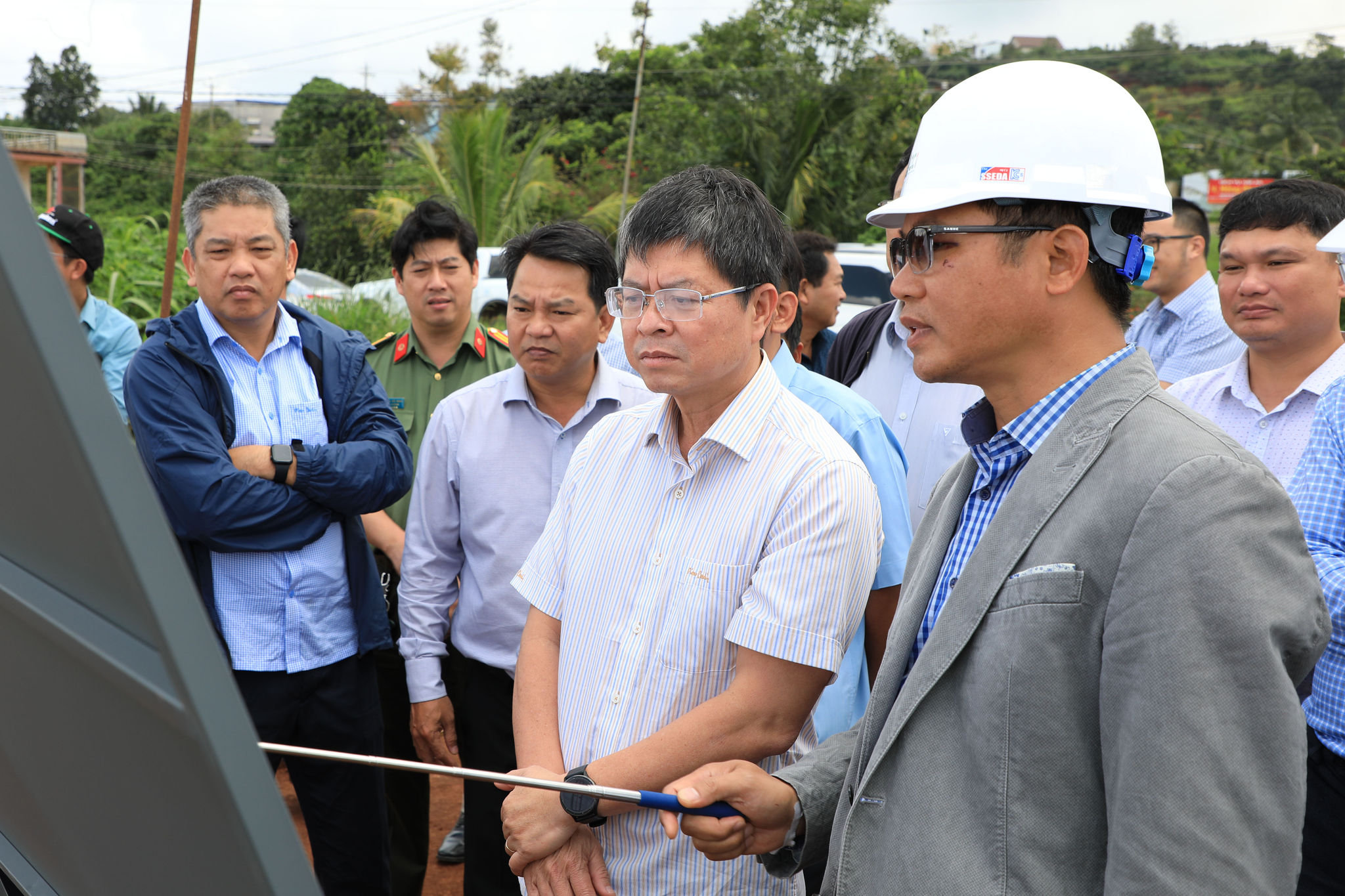 Phó Chủ tịch UBND tỉnh Lâm Đồng Nguyễn Hồng Hải ( thứ 2 từ phải qua) nghe báo cáo tiến độ thi công tại nút giao Tân Châu, tuyến cao tốc Bảo Lộc - Liên Khương, thuộc xã Di Linh