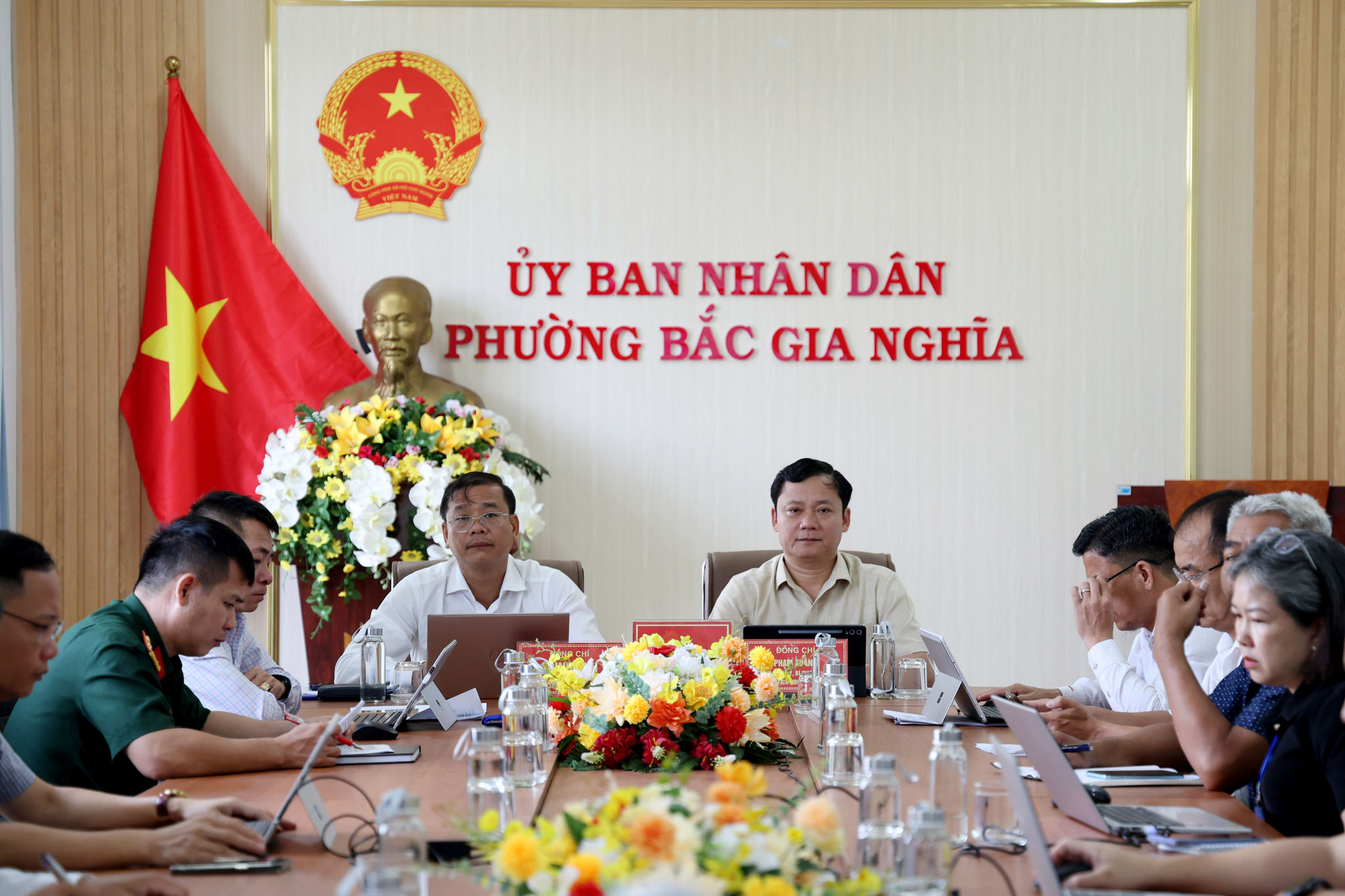 Ủy viên Ban Thường vụ Tỉnh ủy, Bí thư Đảng ủy phường Bắc Gia Nghĩa Võ Phạm Xuân Lâm (bên phải) và Chủ tịch UBND phường Bắc Gia Nghĩa Trịnh Anh dự hội nghị trực tuyến của UBND tỉnh Lâm Đồng