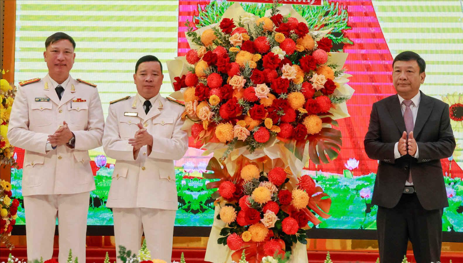 thay-mat-lanh-dao-tinh-lam-dong-pho-bi-thu-tinh-uy-bui-thang-tang-lang-hoa-chuc-mung-ngay-truyen-thong-luc-luong-canh-sat-pccc-cnch.jpg