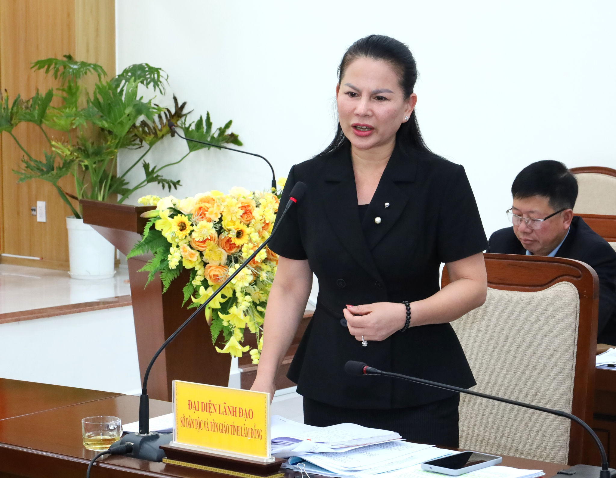 Tỉnh ủy viên, Giám đốc Sở Dân tộc và Tôn giáo tỉnh Lâm Đồng Nguyễn Thị Thu Hường tiếp thu, giải trình, làm rõ các vấn đề được phản biện tại hội nghị