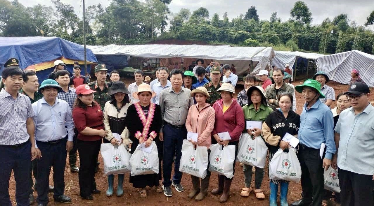 Provincial Party Deputy Secretary and Chairman of the Provincial People's Council Luu Van Trung presents gifts to residents in border areas