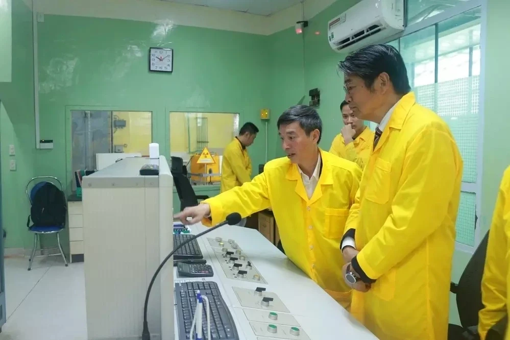 Các nhà khoa học tại Viện Nghiên cứu hạt nhân Đà Lạt trao đổi với các nhà nghiên cứu quốc tế tại phòng điều khiển lò phản ứng Đà Lạt Ảnh Viện NCHN