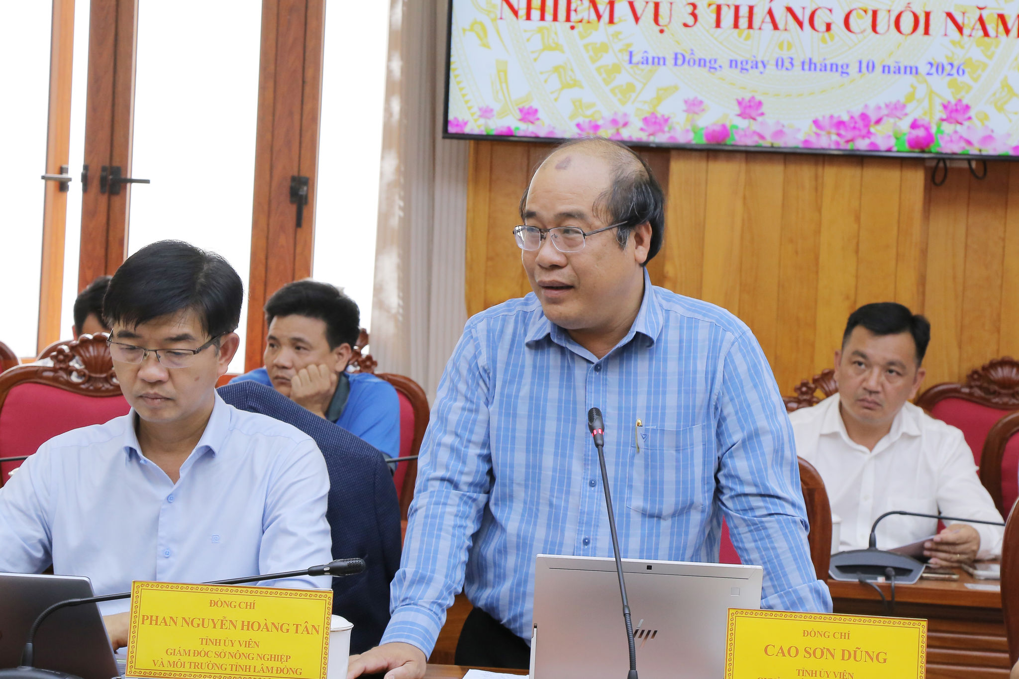 Quyền Giám đốc Sở Xây dựng Cao Sơn Dũng báo cáo công tác phối hợp giữa đơn vị với các chủ đầu tư trong giải ngân vốn đầu tư công 