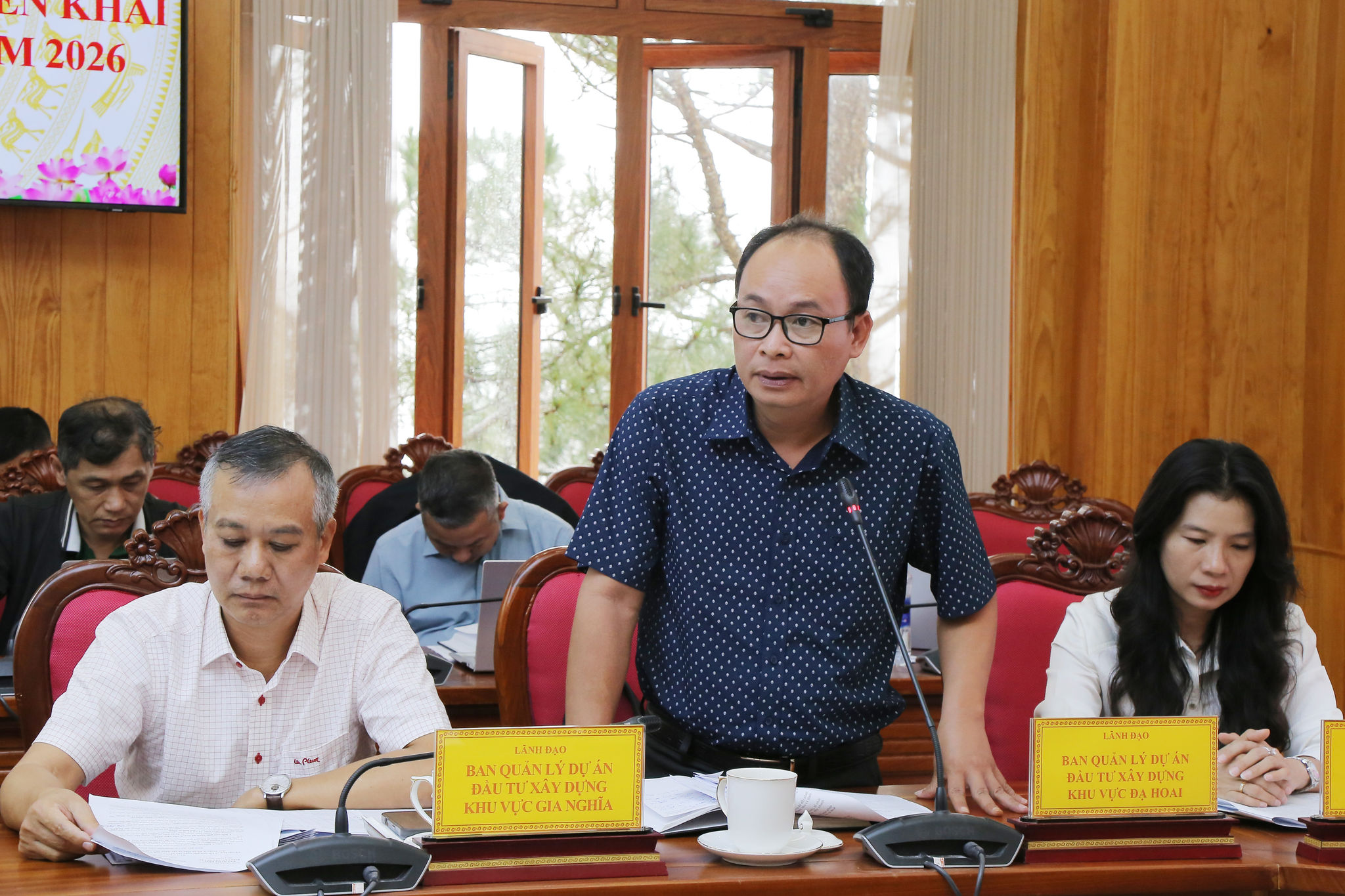 Giám đốc Ban QLDA đầu tư xây dựng khu vực Đạ Huoai báo cáo các dự án chậm tiến độ 