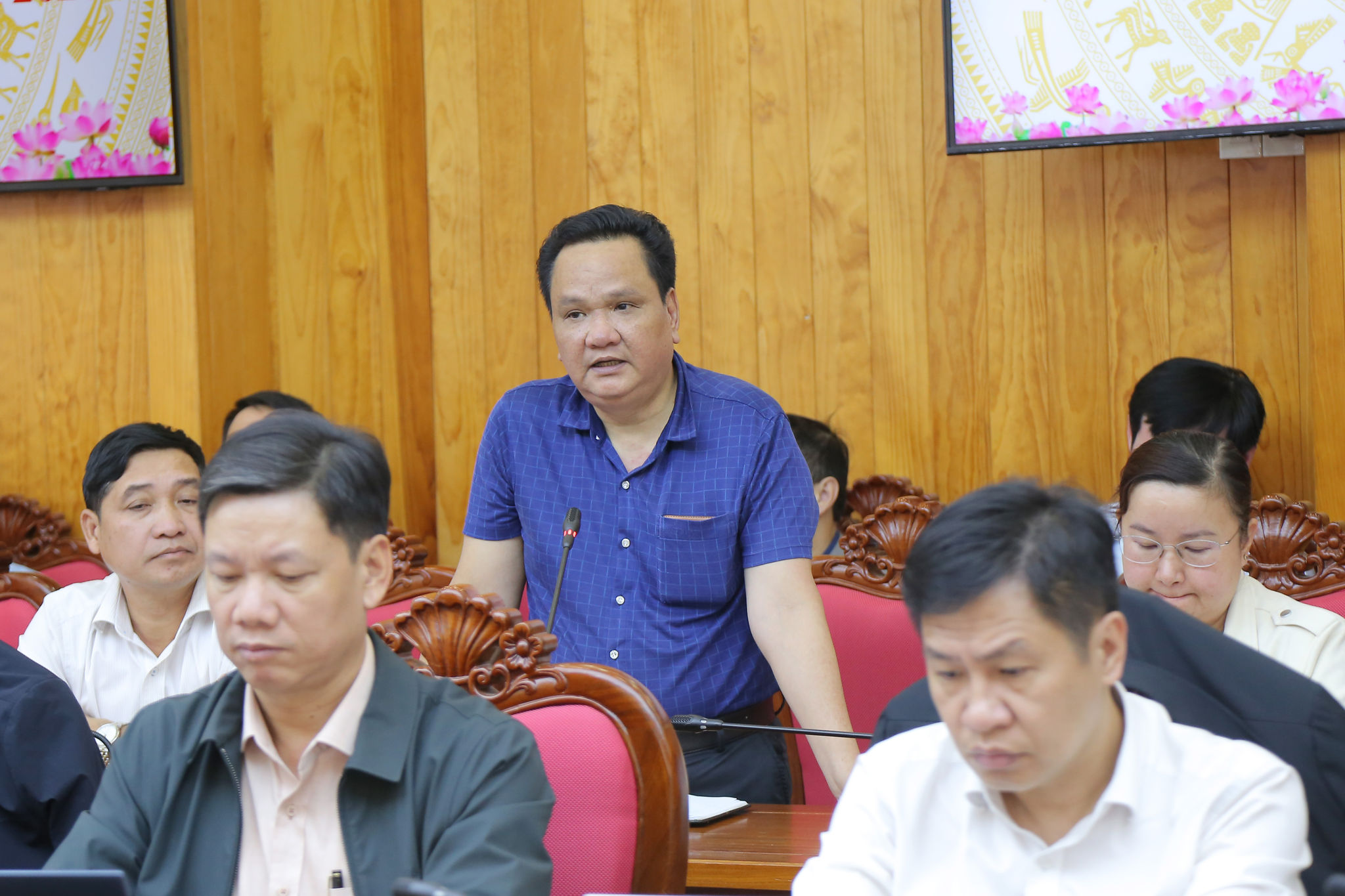 Đại diện nhà thầu báo cáo khó khăn, vướng mắc tại buổi làm việc