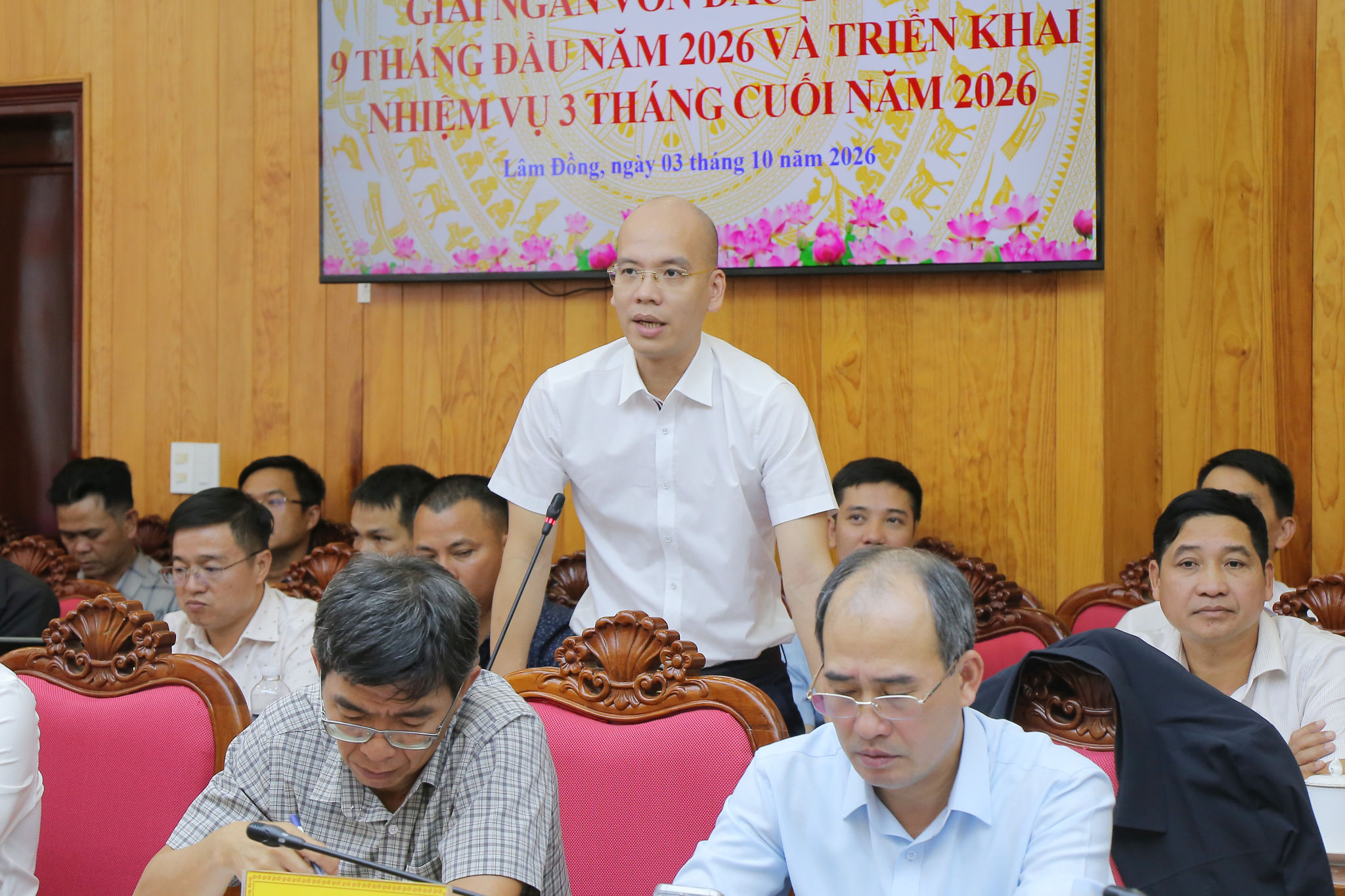 Đại diện Tập đoàn Sơn Hải - liên doanh nhà thầu Dự án đường Đạo Nghĩa- Quảng Khê (giai đoạn 2) báo cáo khó khăn, vướng mắc tại buổi làm việc