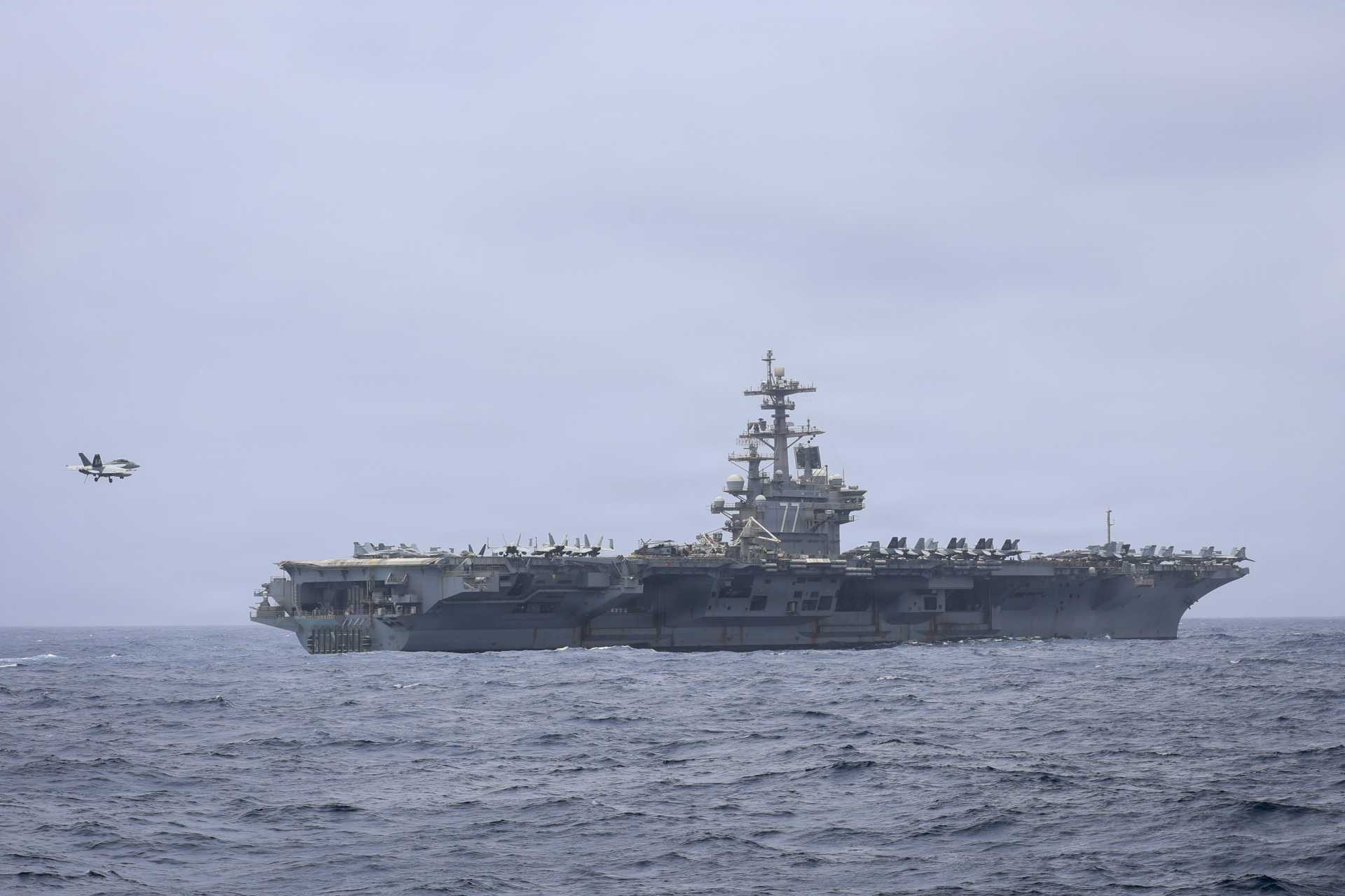 Chiến đấu cơ F/A-18F trên boong tàu sân bay của Hải quân Mỹ tại Trung Đông